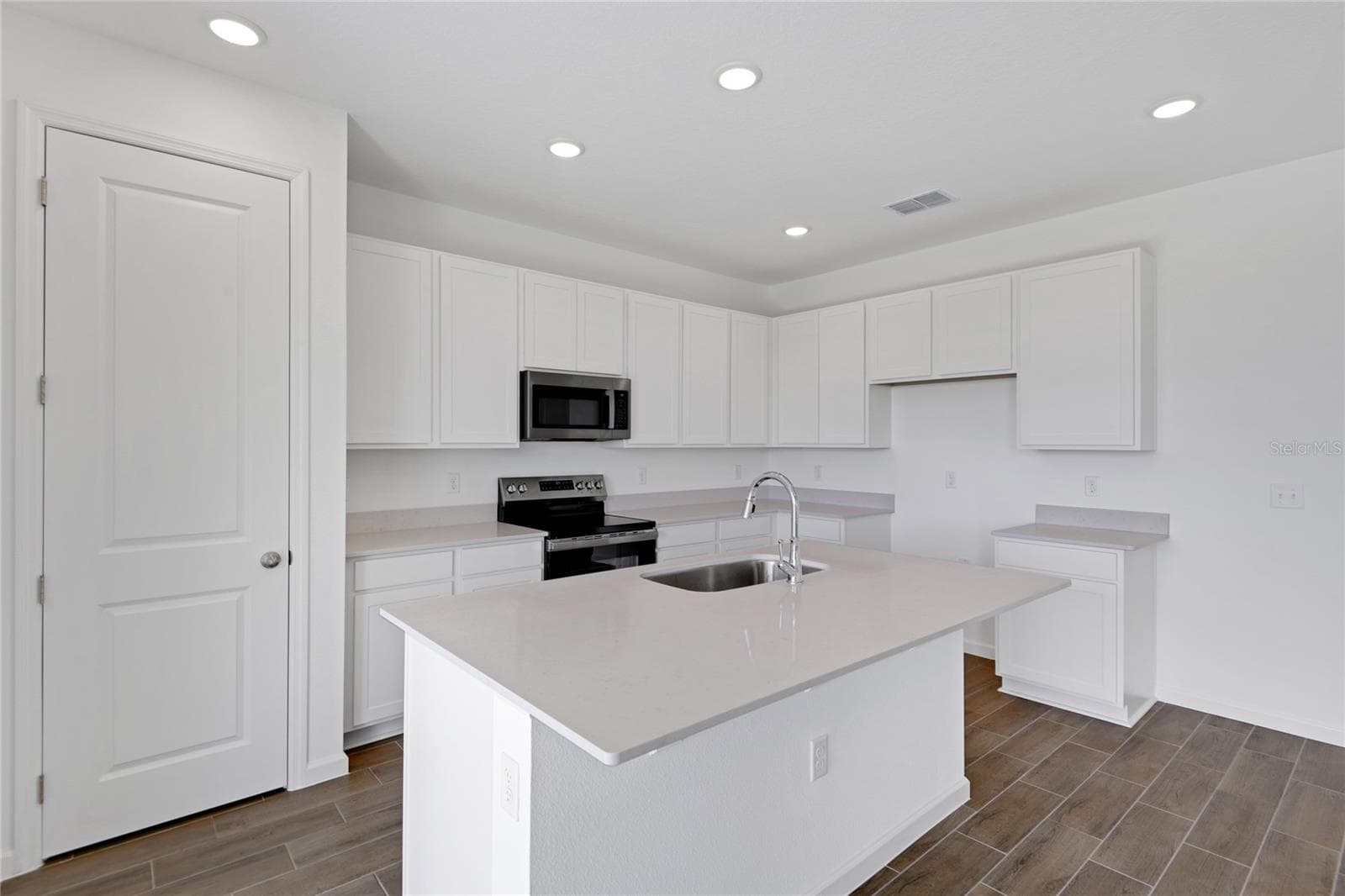 Single Family Residence at 1022 WISTERIA WAY, DUNDEE, photo 5 of 20