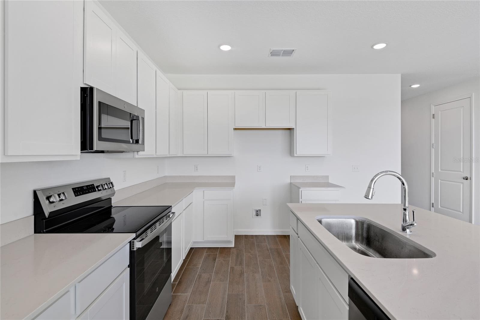 Single Family Residence at 1022 WISTERIA WAY, DUNDEE, photo 6 of 20