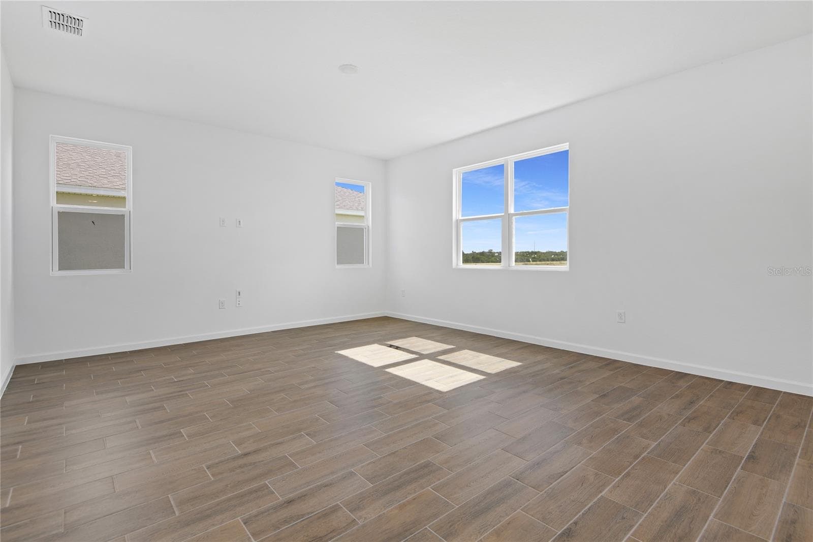 Single Family Residence at 1022 WISTERIA WAY, DUNDEE, photo 8 of 20