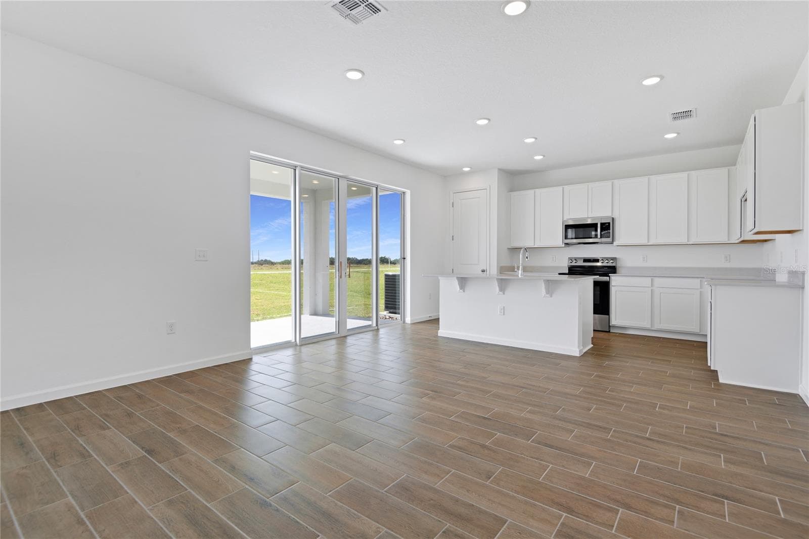 Single Family Residence at 1022 WISTERIA WAY, DUNDEE, photo 9 of 20