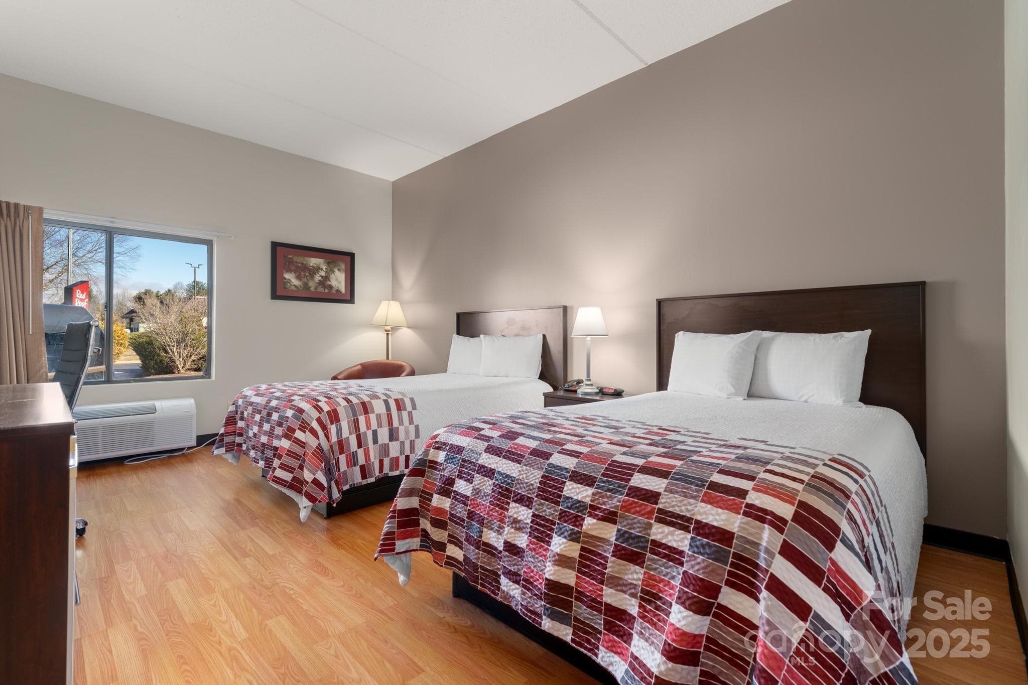 31 2-Queen rooms available, 1 with doubles - Hendersonville