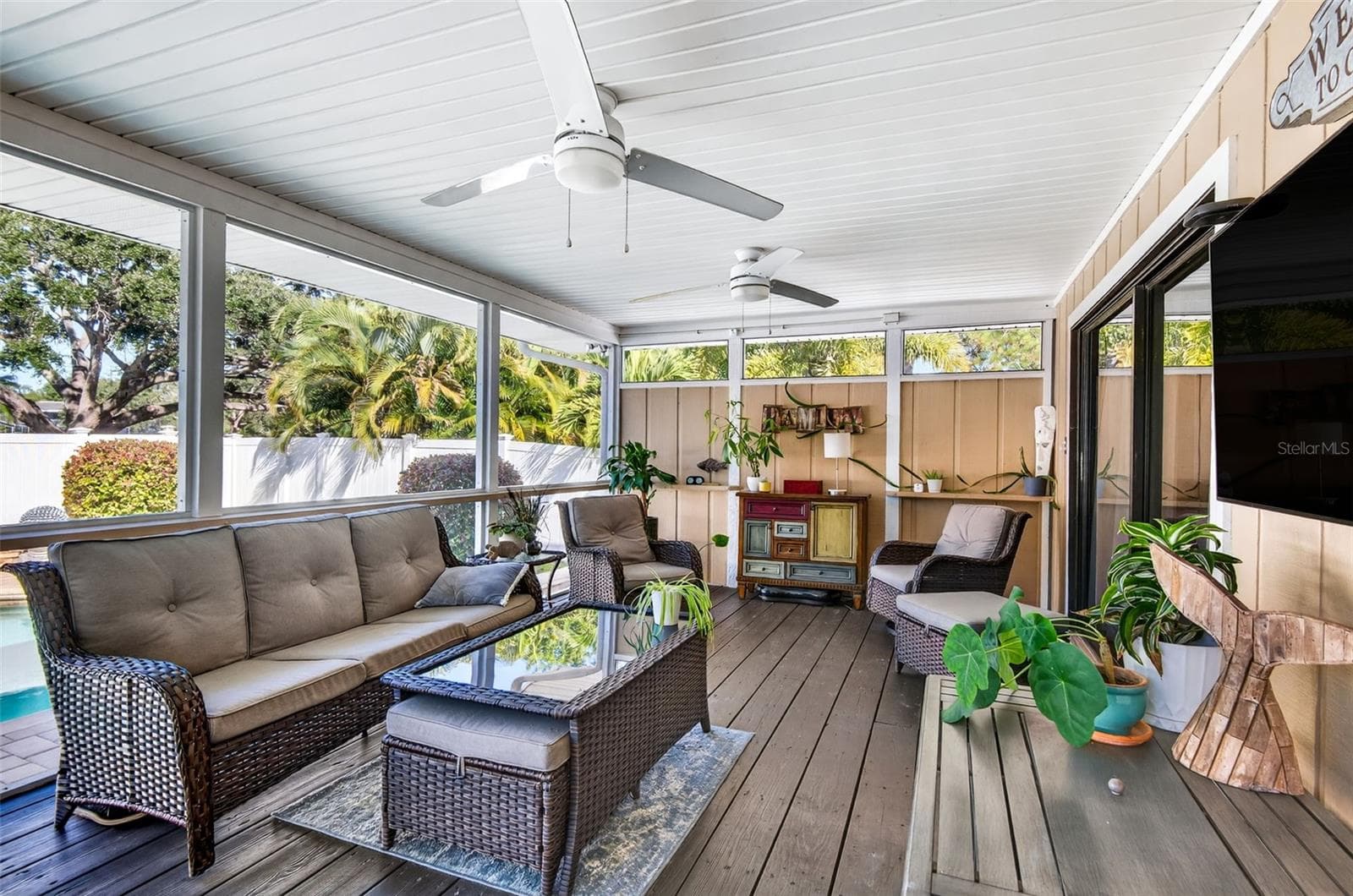 cozy screened in porch - 2366 PEMBROOK DR, CLEARWATER