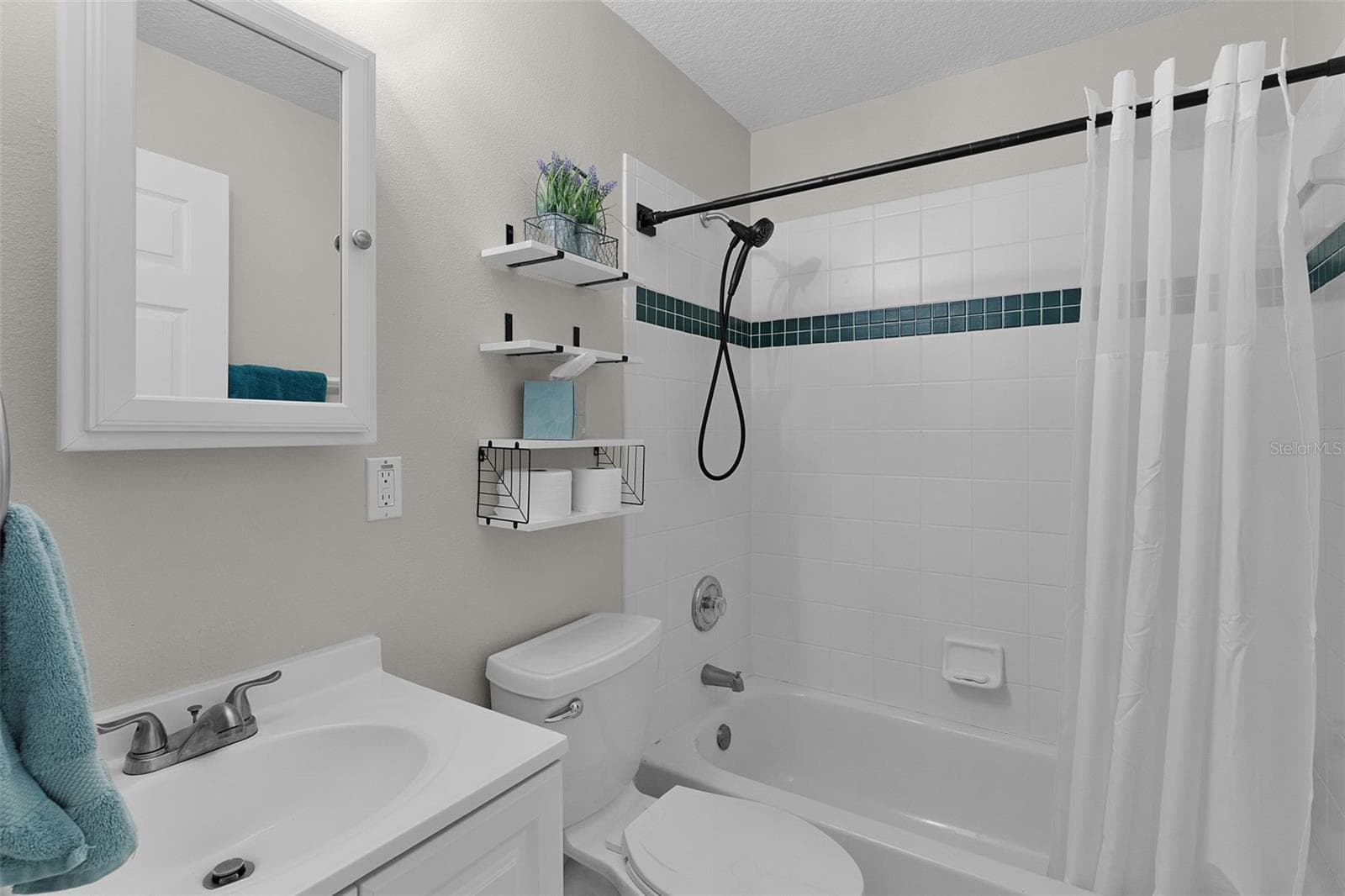 SECOND BEDROOM BATHROOM - 17824 SE 113TH TER, SUMMERFIELD