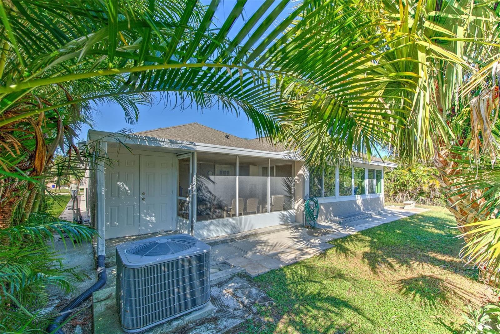 Single Family Residence at 13326 EVENING SUNSET LN, RIVERVIEW, photo 8 of 52