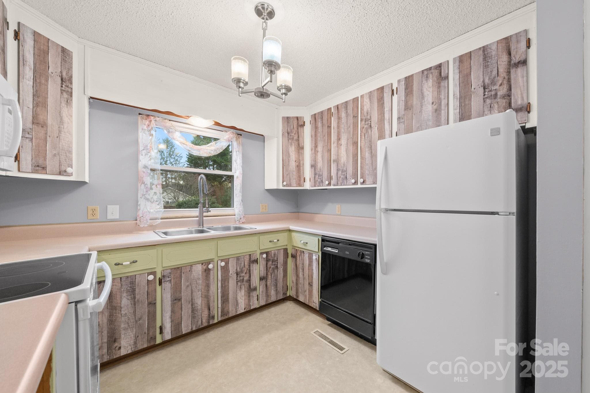 Kitchen - 27 Capri Lane, Hendersonville