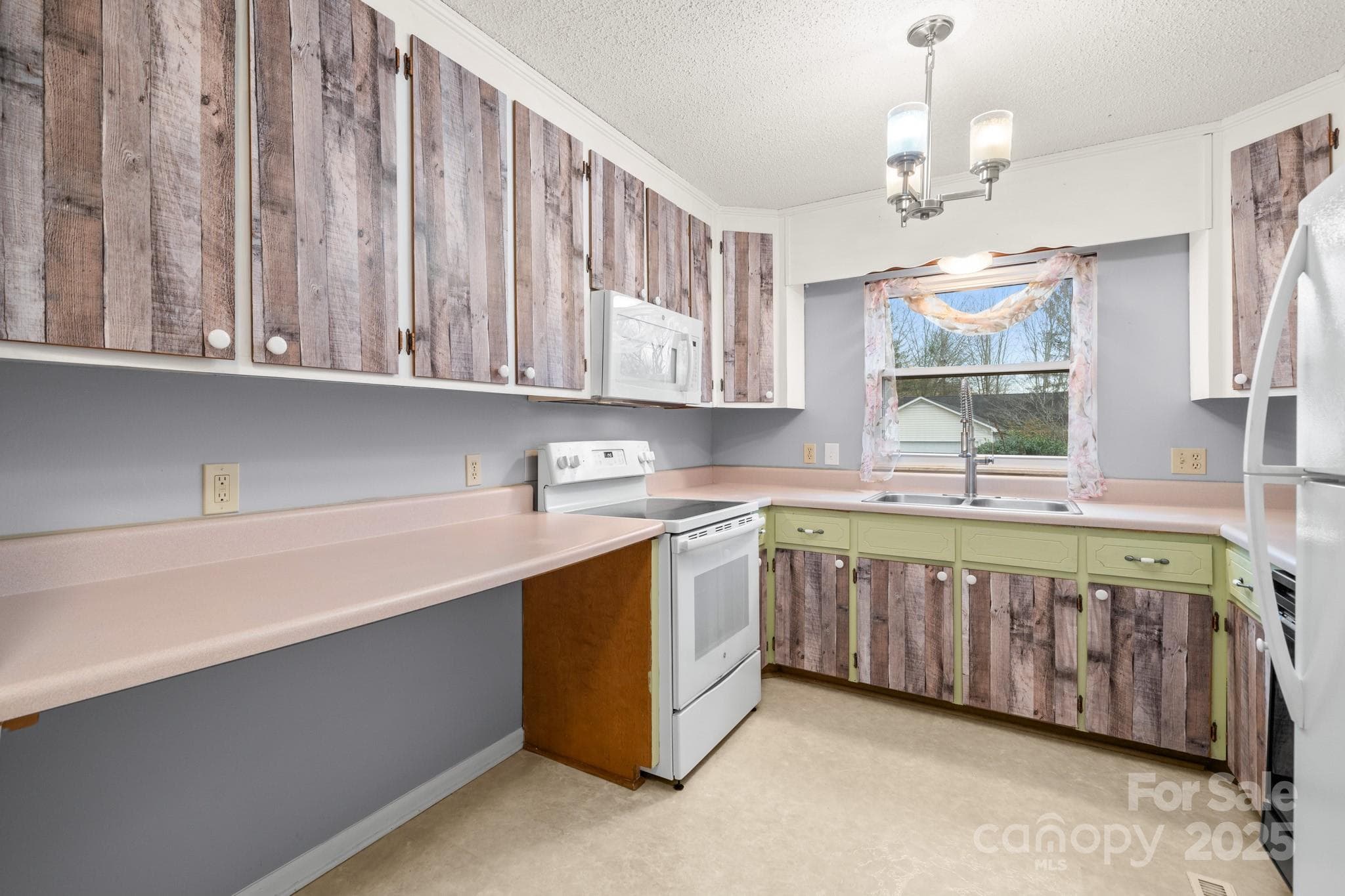 Kitchen - 27 Capri Lane, Hendersonville