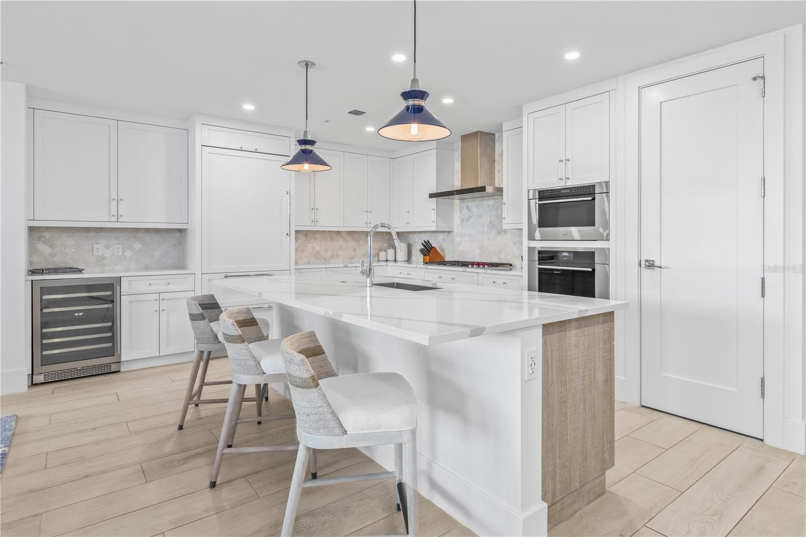Condominium at 1035 SEASIDE DR #404, SARASOTA, photo 5 of 26