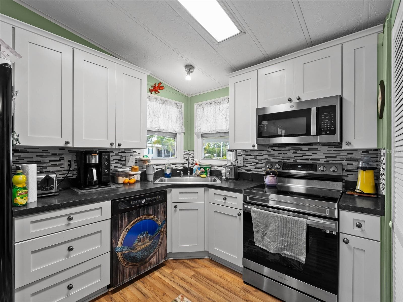 Kitchen_154RarotongaRd_NorthPort_StainlessAppliances.jpg - 154 RAROTONGA RD, NORTH PORT