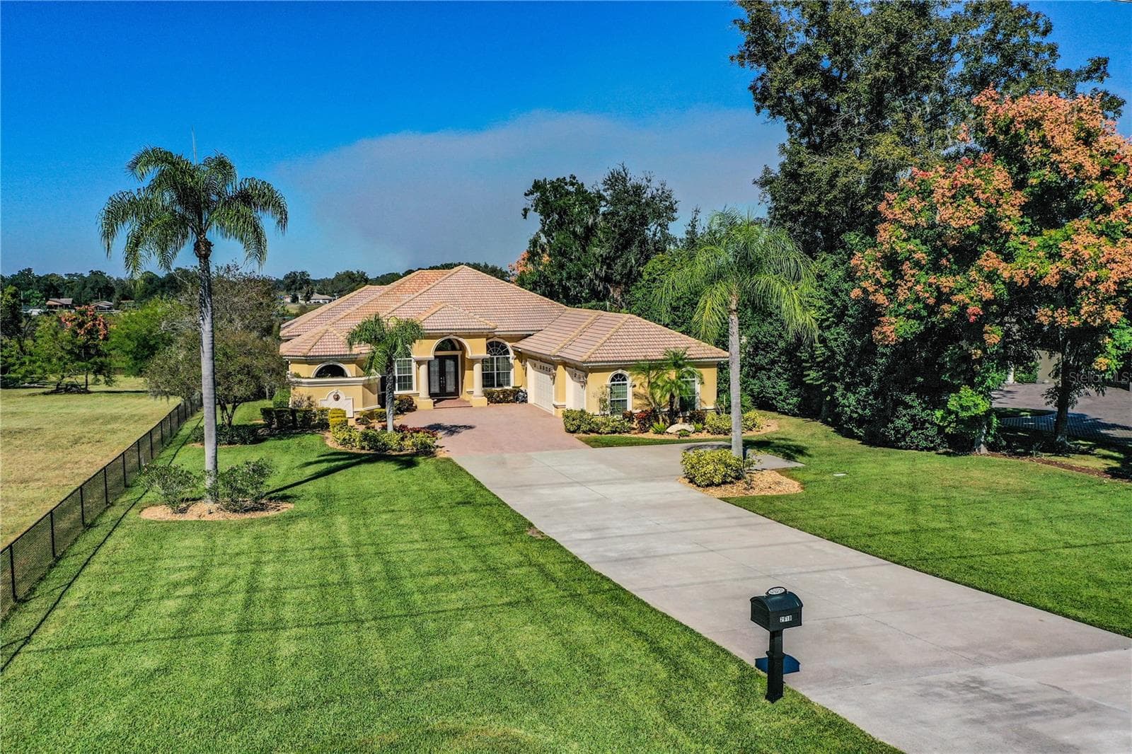 Single Family Residence at 2918 CLUBHOUSE RD, LAKELAND, photo 2 of 53