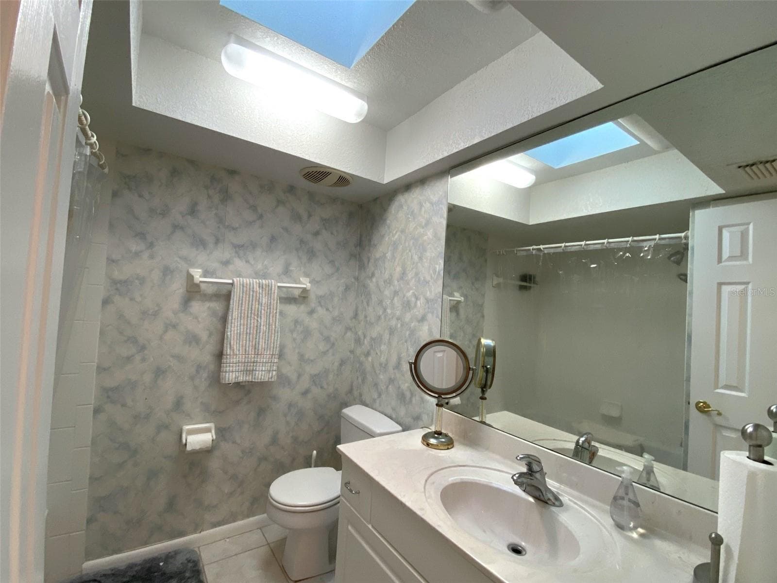 Hall bath has skylight, tiled tub and shower combo and linen closet measures 11'x11' - 626 ORCHID LN, ALTAMONTE SPRINGS