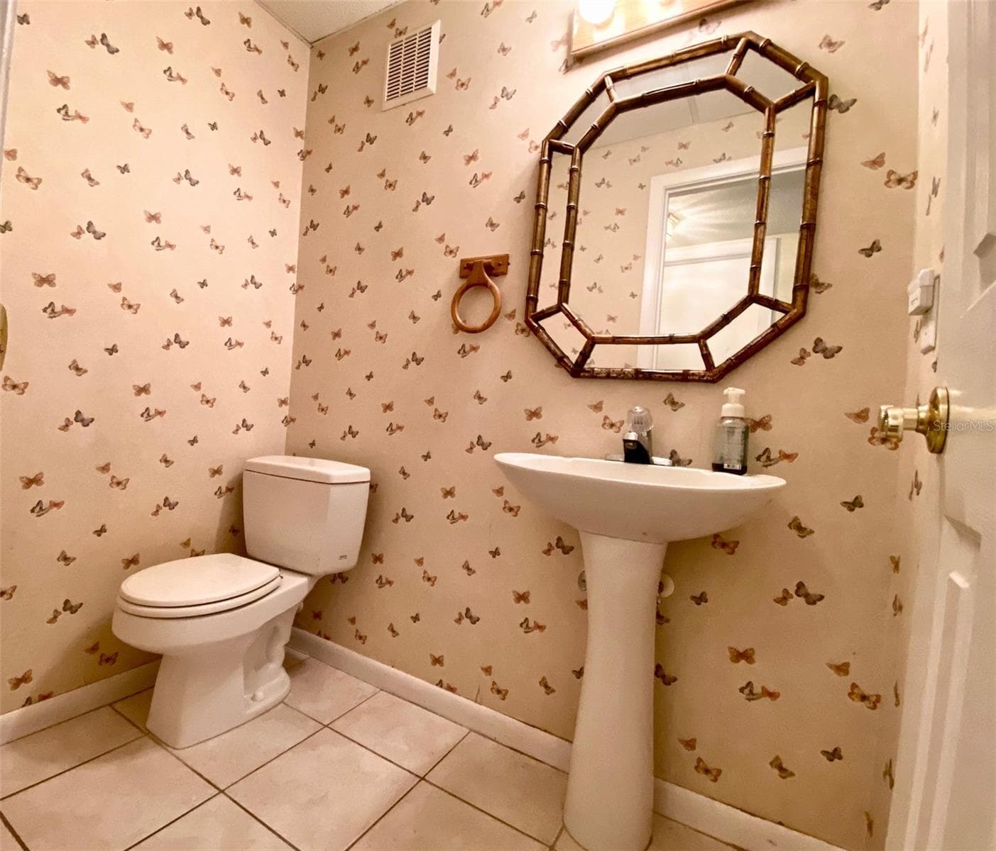 downstairs guest 1/2 bath measures 4'x6' with ceramic tile flooring, hollywood lighting and pedestal sink - 626 ORCHID LN, ALTAMONTE SPRINGS