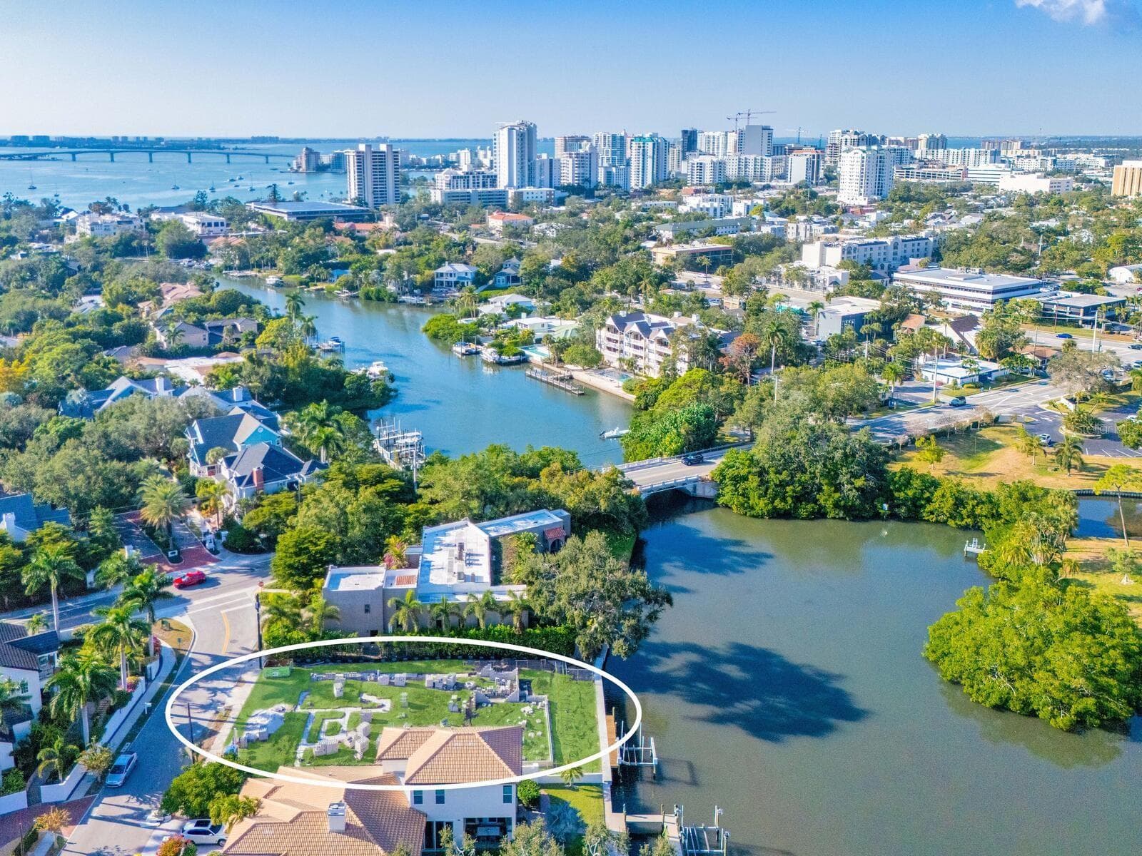 Short distance to the bay front - 1821 LINCOLN DR, SARASOTA