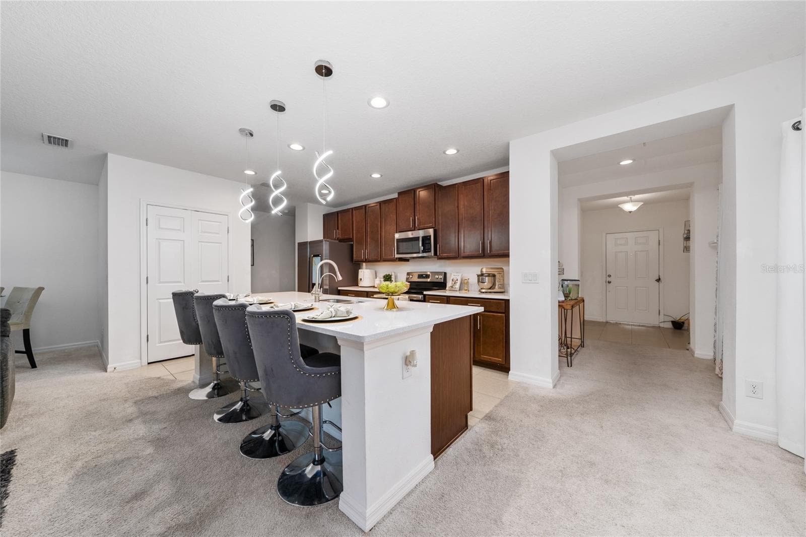 Dining Area & Entry View - 669 JUPITER BEACH RD, GROVELAND