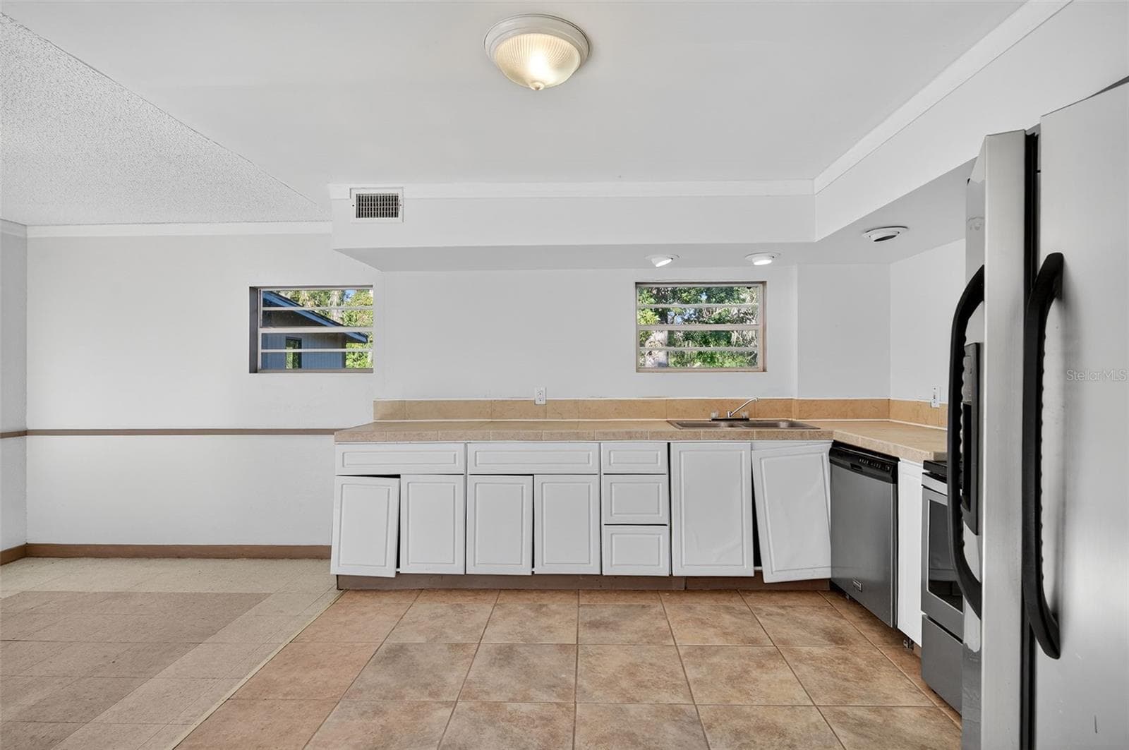 Plenty of space to redesign the kitchen. - 6345 LOST TRL, HOLIDAY