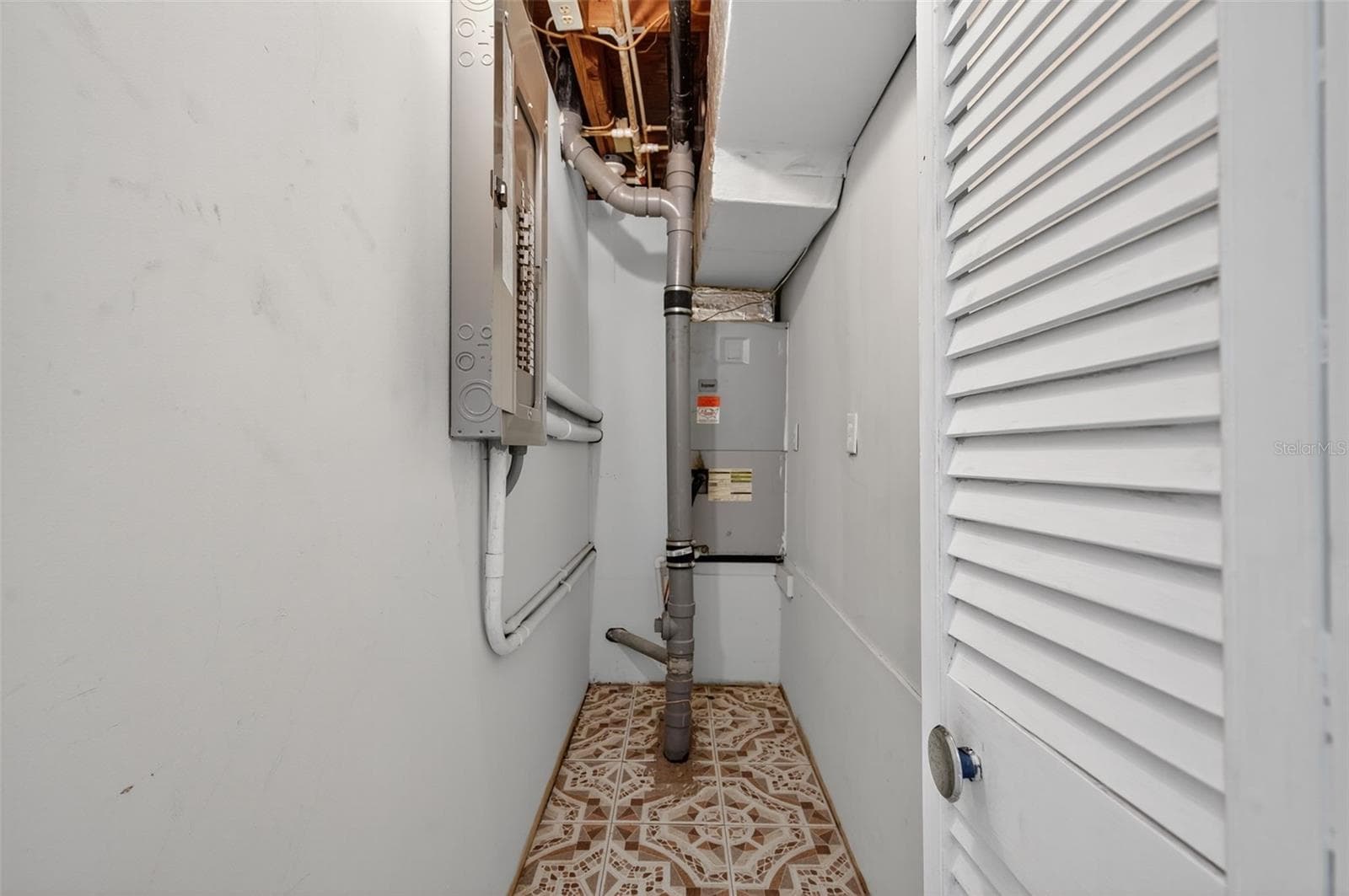 Storage utility closet. - 6345 LOST TRL, HOLIDAY