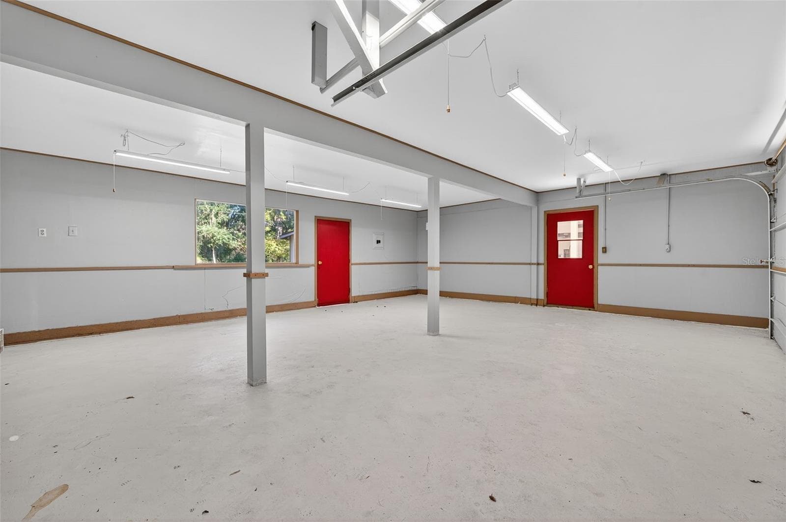 HUGE garage. Transform this into a separate apartment. - 6345 LOST TRL, HOLIDAY