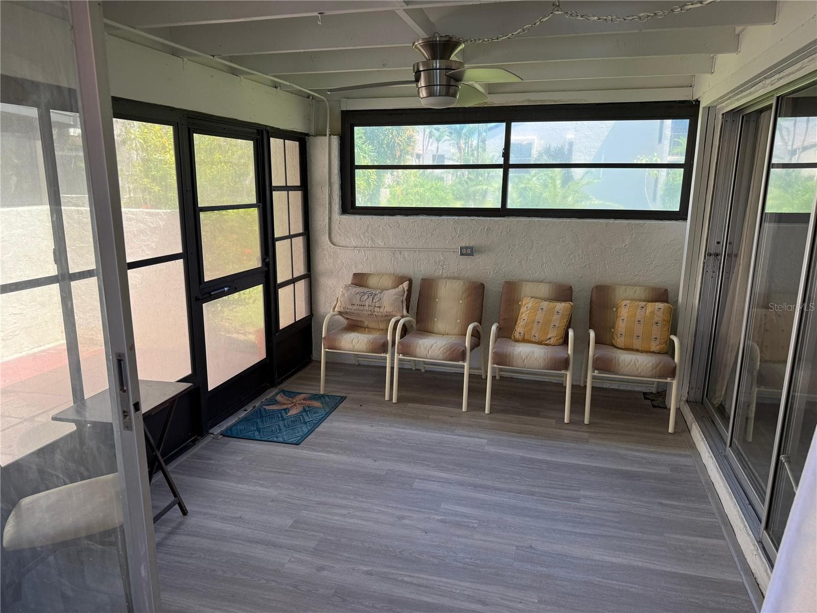 Large enclosed porch, Florida room - 2207 BELLEAIR RD #B22, CLEARWATER