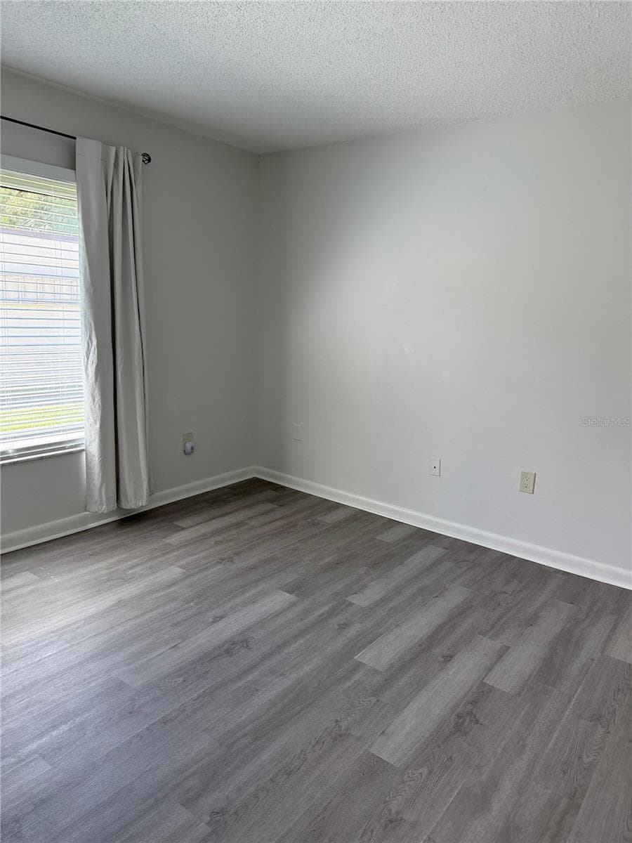 Large living room with vaulted ceiling - 2207 BELLEAIR RD #B22, CLEARWATER