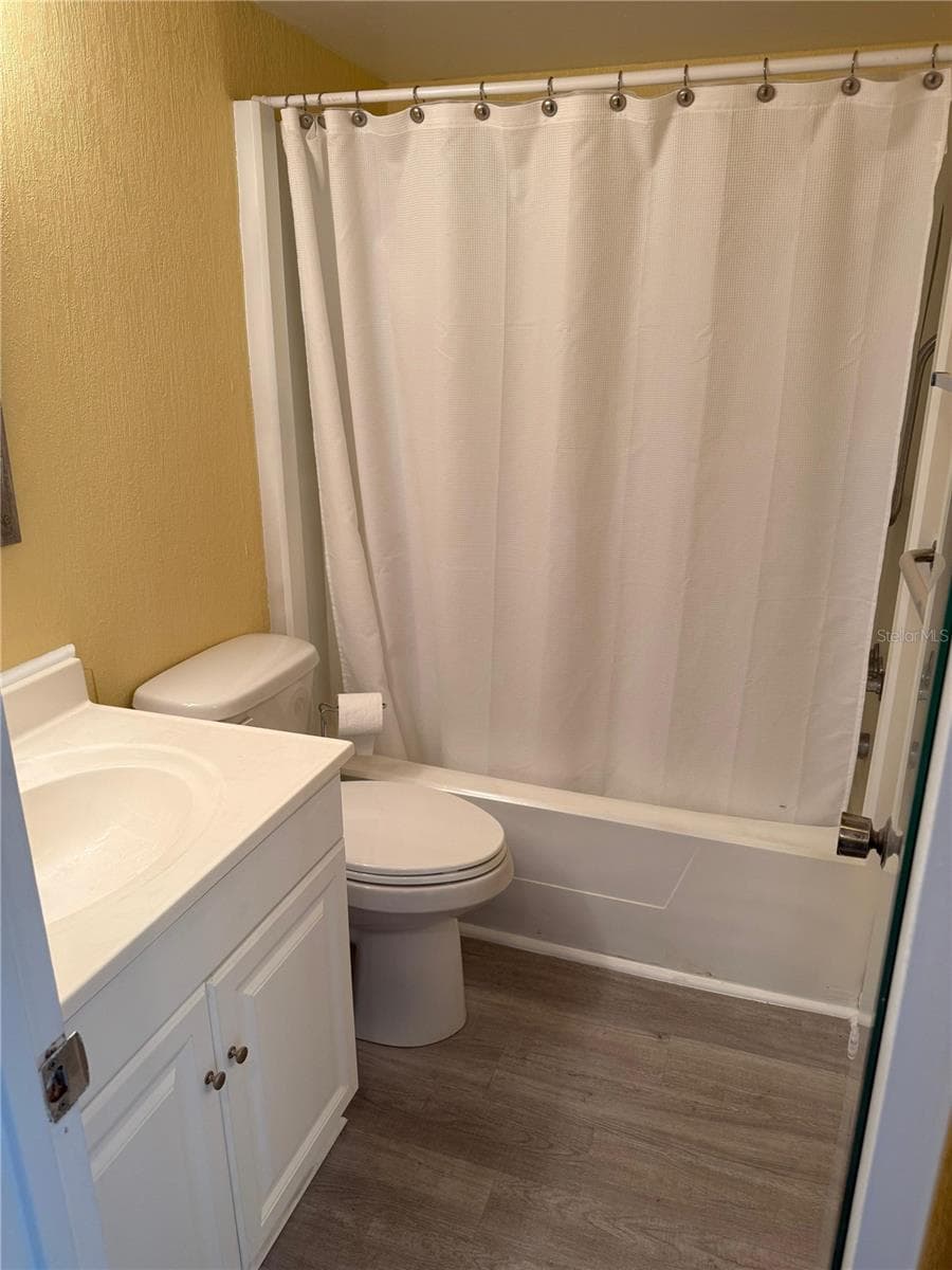 Guest bathroom has a tub. - 2207 BELLEAIR RD #B22, CLEARWATER