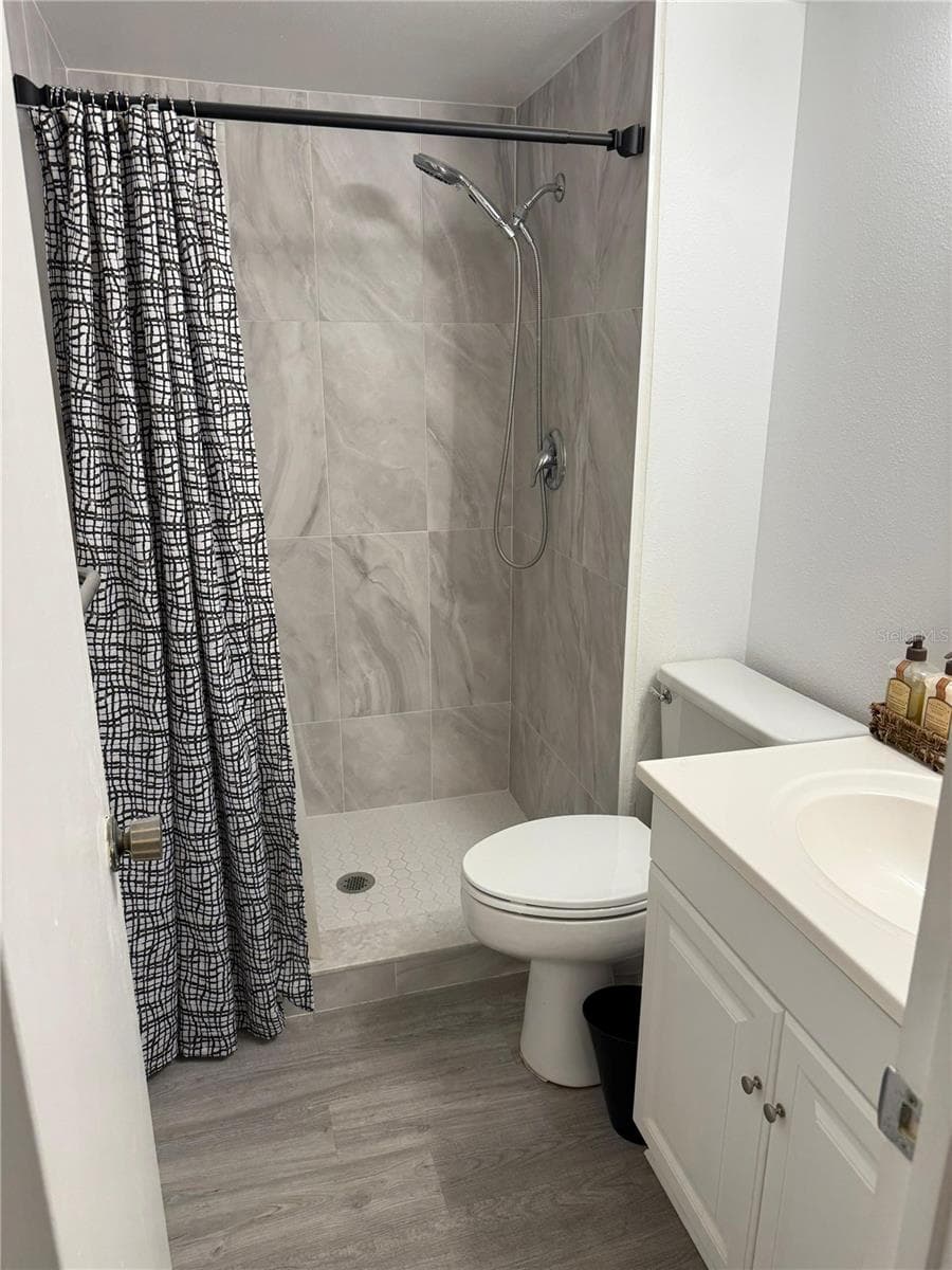 Full shower bath - 2207 BELLEAIR RD #B22, CLEARWATER