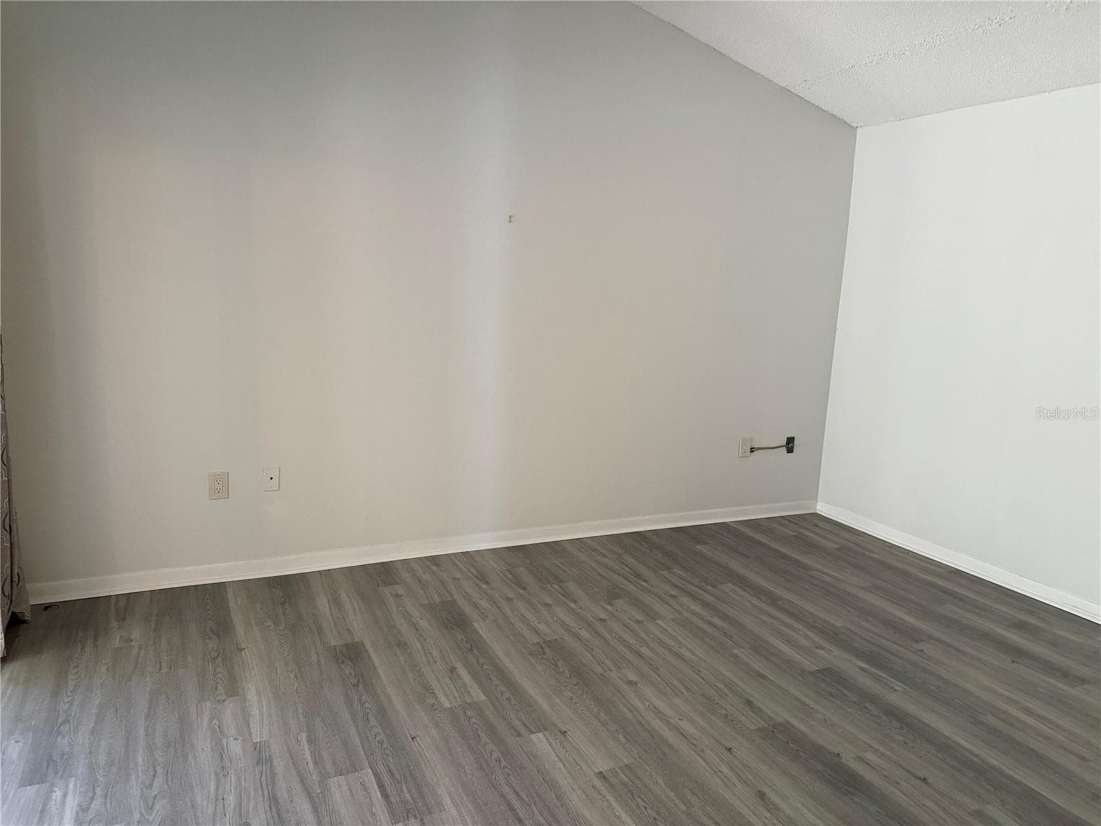 Primary bedroom with vaulted ceiling. - 2207 BELLEAIR RD #B22, CLEARWATER