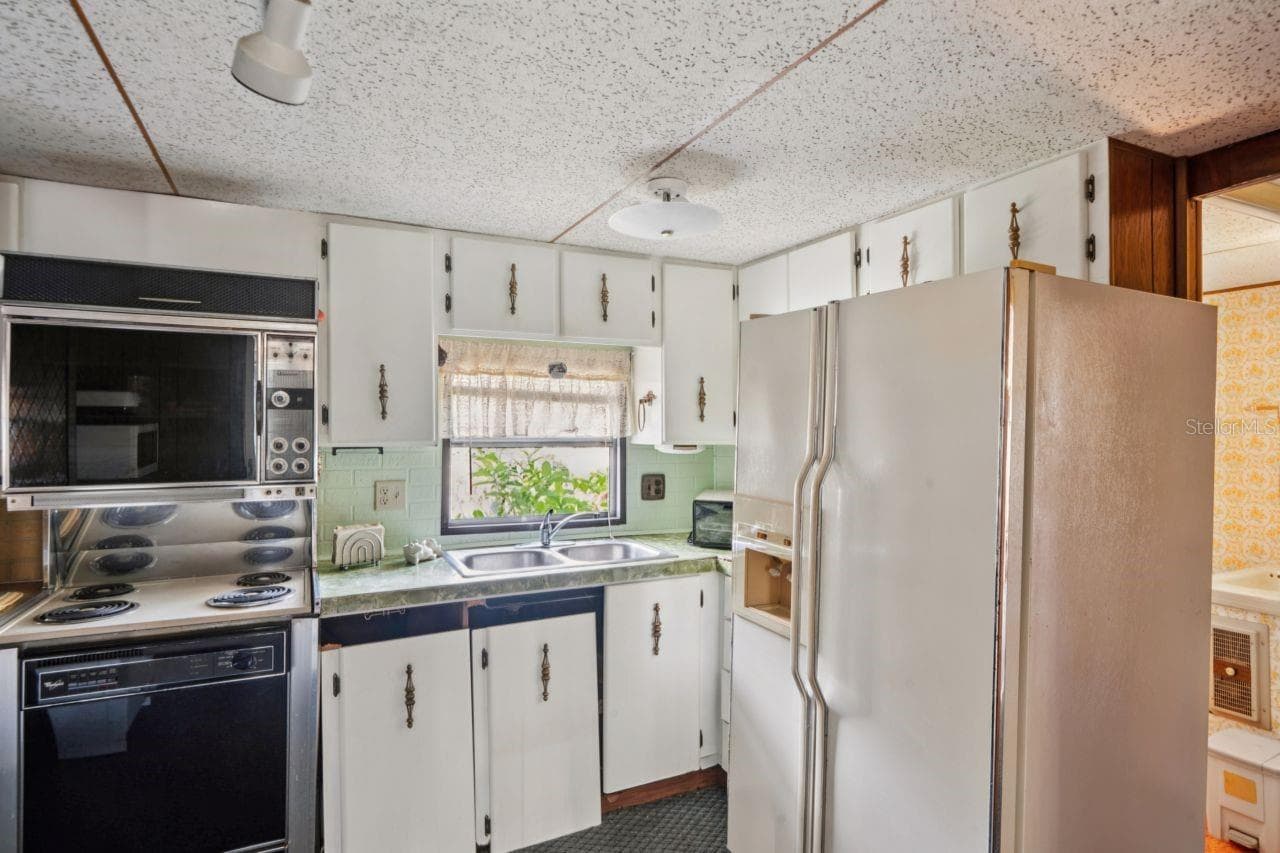 Mobile Home at 9310 KIOWA DR, NEW PORT RICHEY, photo 2 of 26
