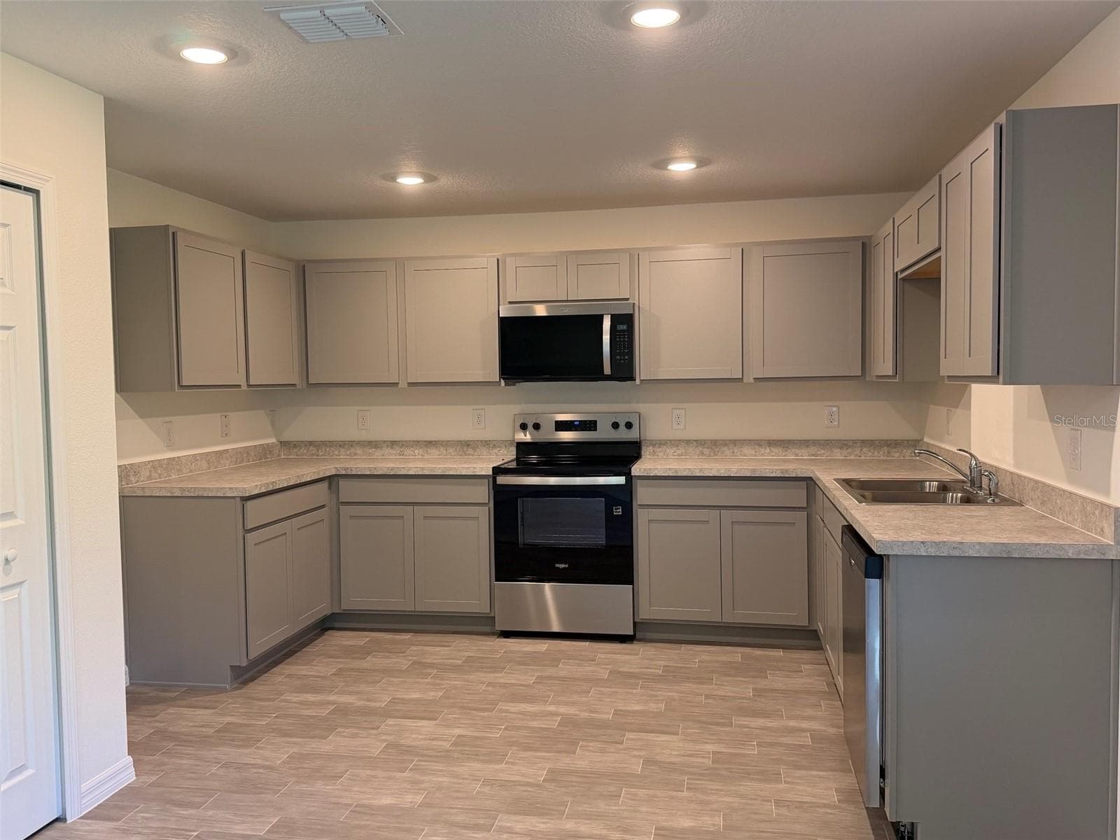 Single Family Residence at 904 HUDSON VALLEY DR, POINCIANA, photo 2 of 6