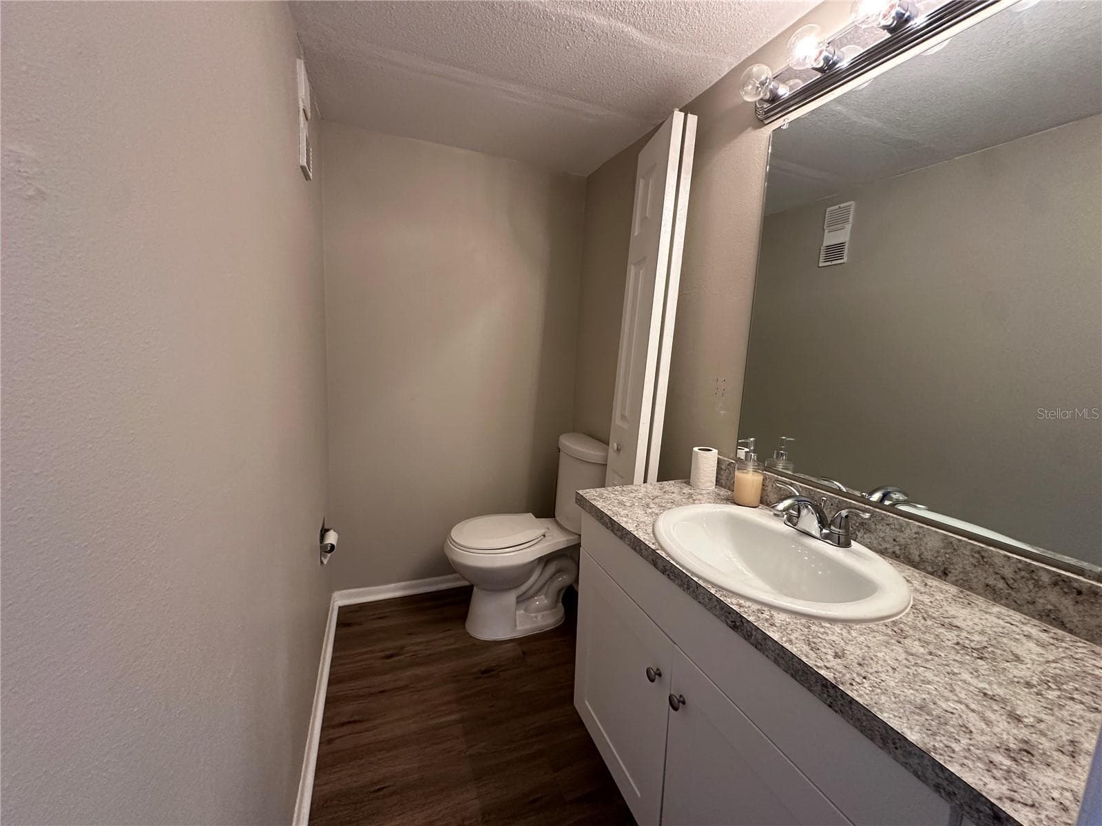 Guest bathroom - 6060 VILLAGE CIR #6060, ORLANDO