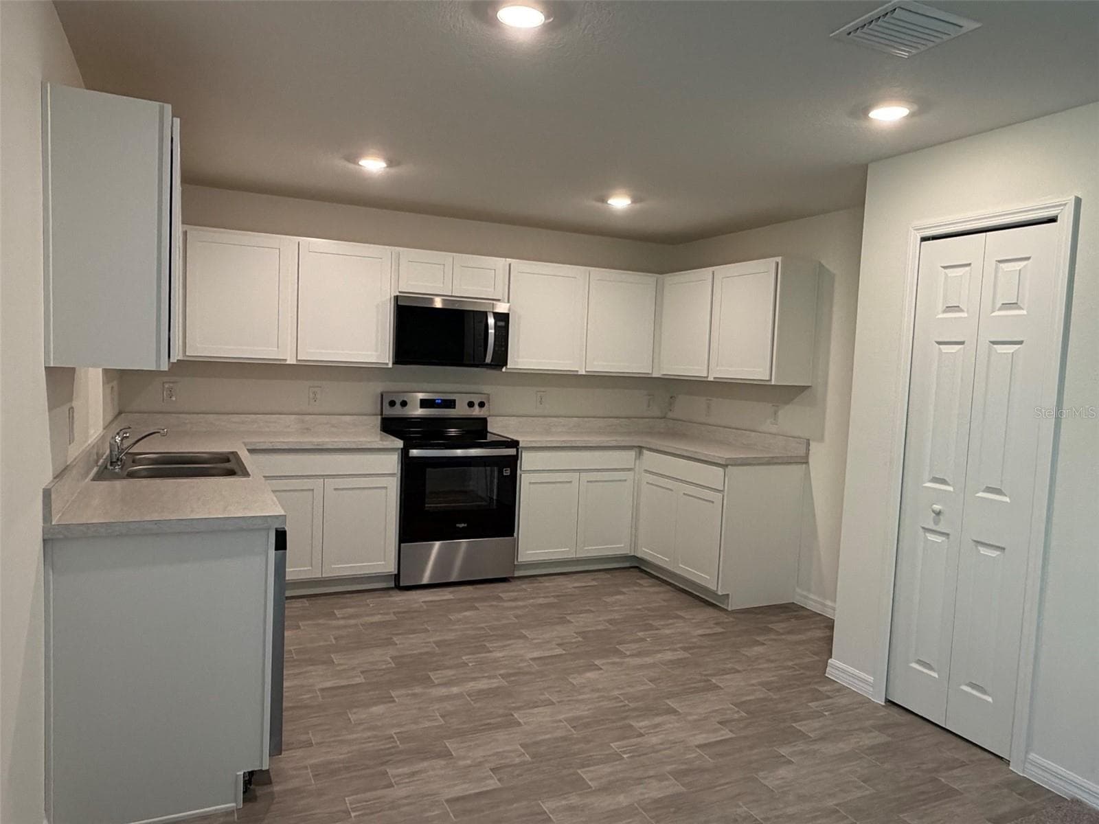 Single Family Residence at 880 HUDSON VALLEY DR, POINCIANA, photo 3 of 8