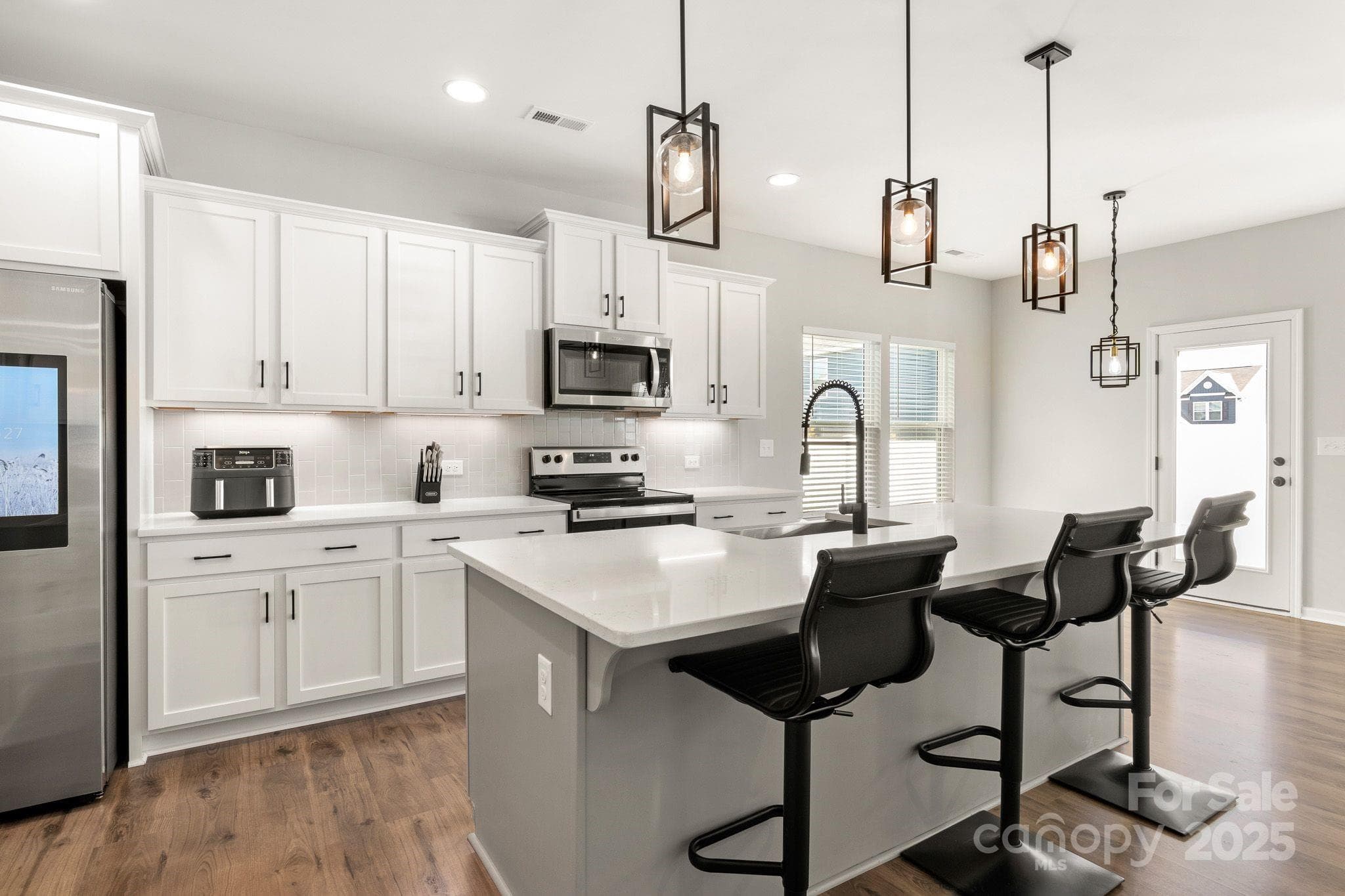 Single Family Residence at 838 Foxglove Lane, York, photo 10 of 44