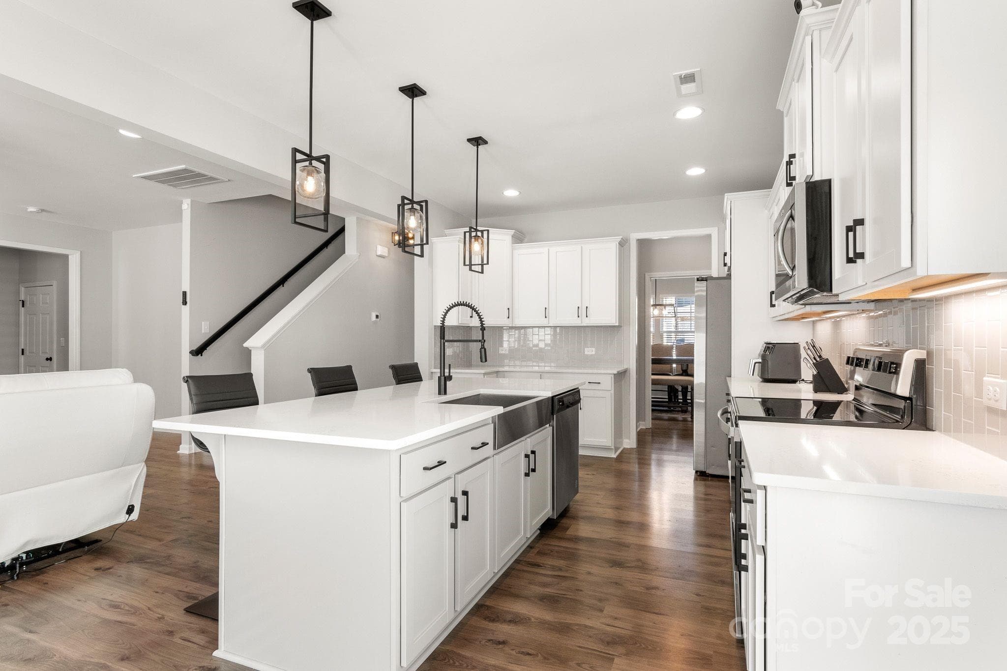 Single Family Residence at 838 Foxglove Lane, York, photo 11 of 44