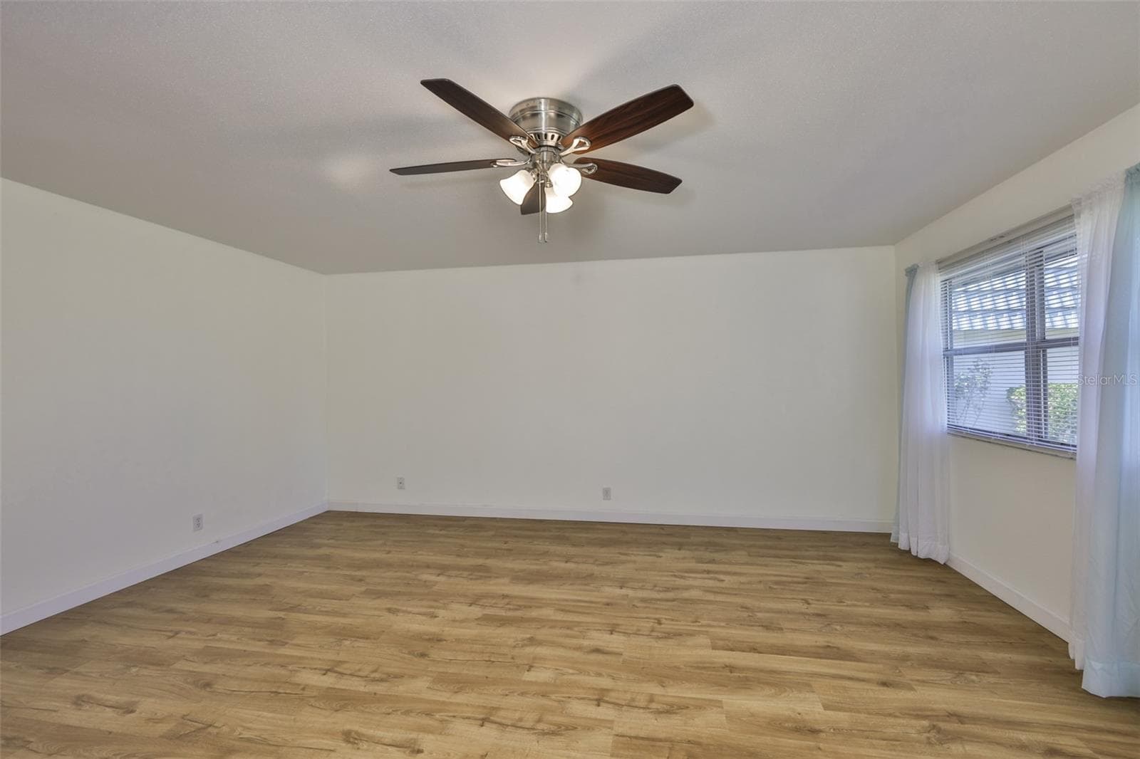 Large living room, great laminate floors - 1811 BEDFORD LN #153, SUN CITY CENTER