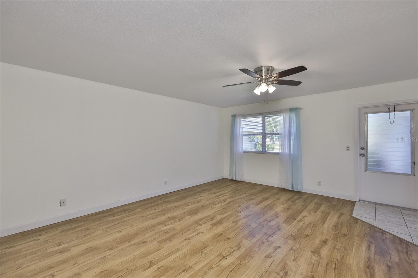 Large living room, great laminate floors - 1811 BEDFORD LN #153, SUN CITY CENTER