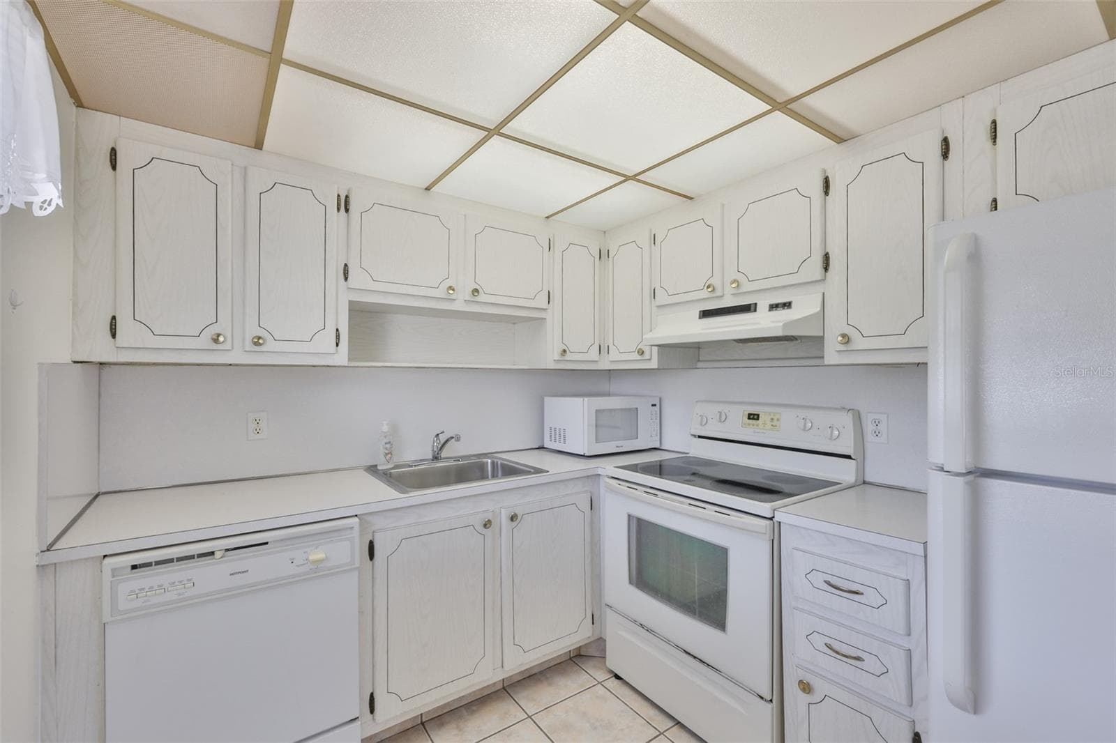 Kitchen fully equipped - 1811 BEDFORD LN #153, SUN CITY CENTER