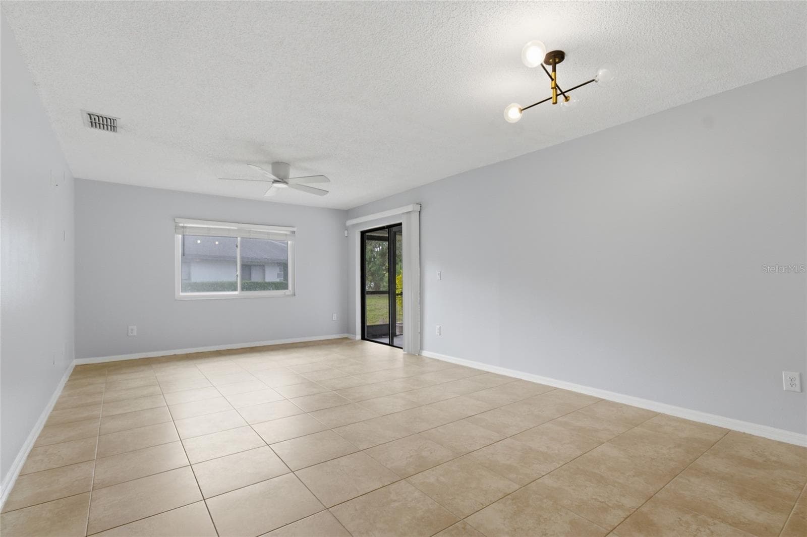 Living Room dining rm combo w/sliders to lanai - 2701 COUNTRYSIDE BLVD #102, CLEARWATER