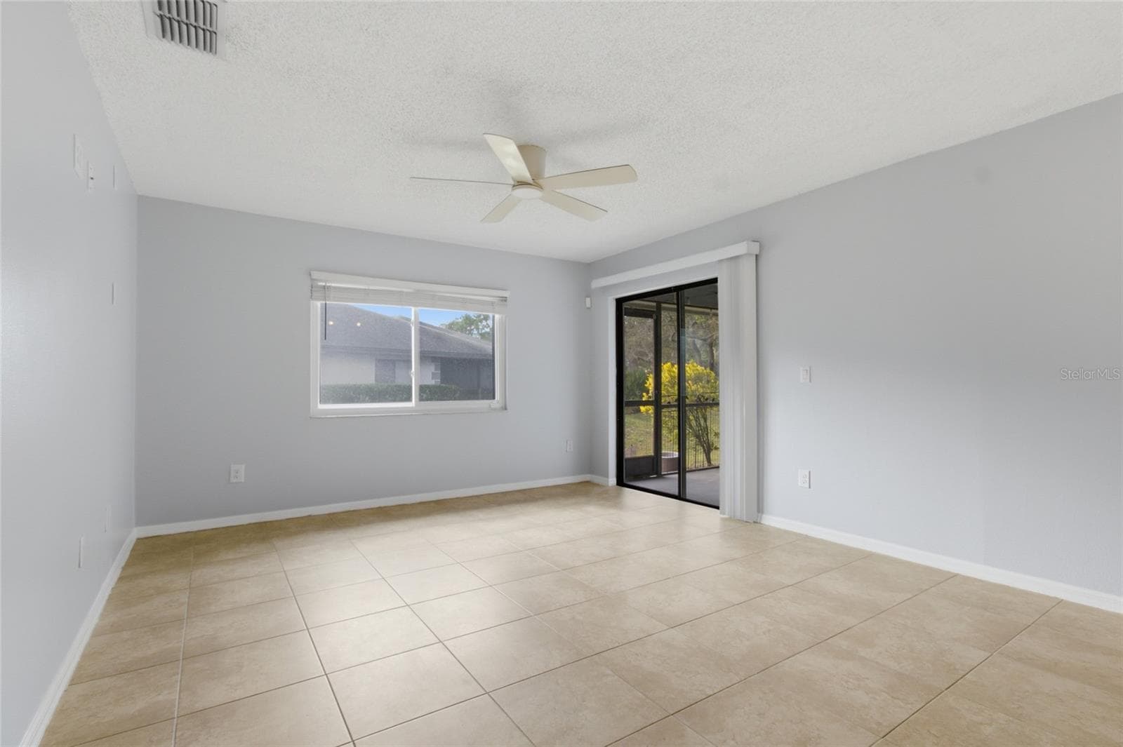 Living Room w/silders to lanai - 2701 COUNTRYSIDE BLVD #102, CLEARWATER