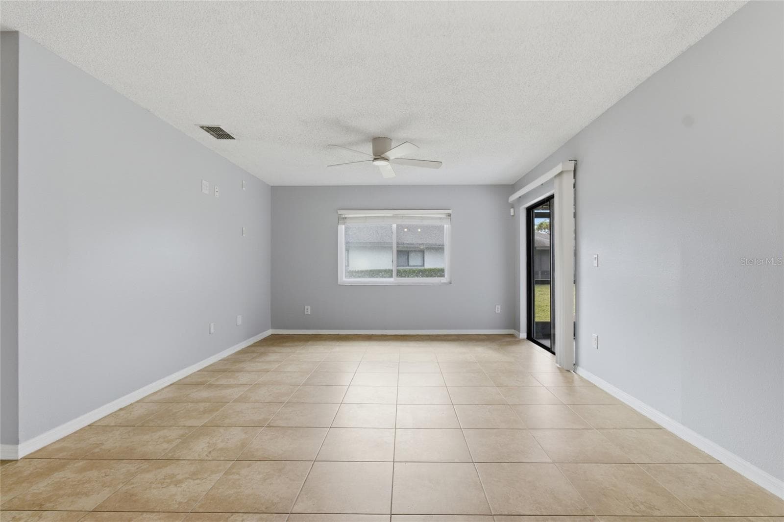 Living room looking intoo kitchen & breakfast bar - 2701 COUNTRYSIDE BLVD #102, CLEARWATER