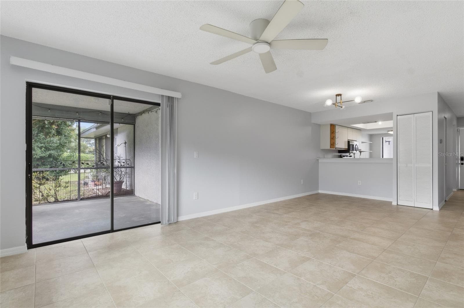 Living room with access to lanai - 2701 COUNTRYSIDE BLVD #102, CLEARWATER