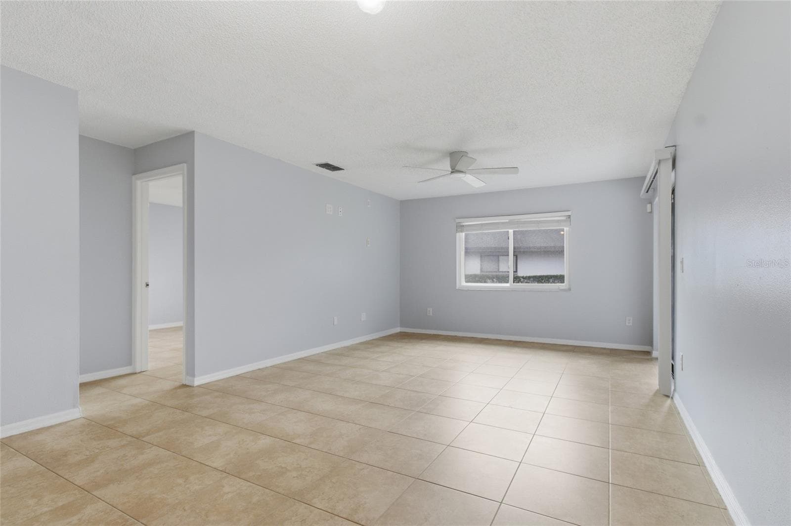 Living Room dining rm combo w/sliders to lanai - 2701 COUNTRYSIDE BLVD #102, CLEARWATER