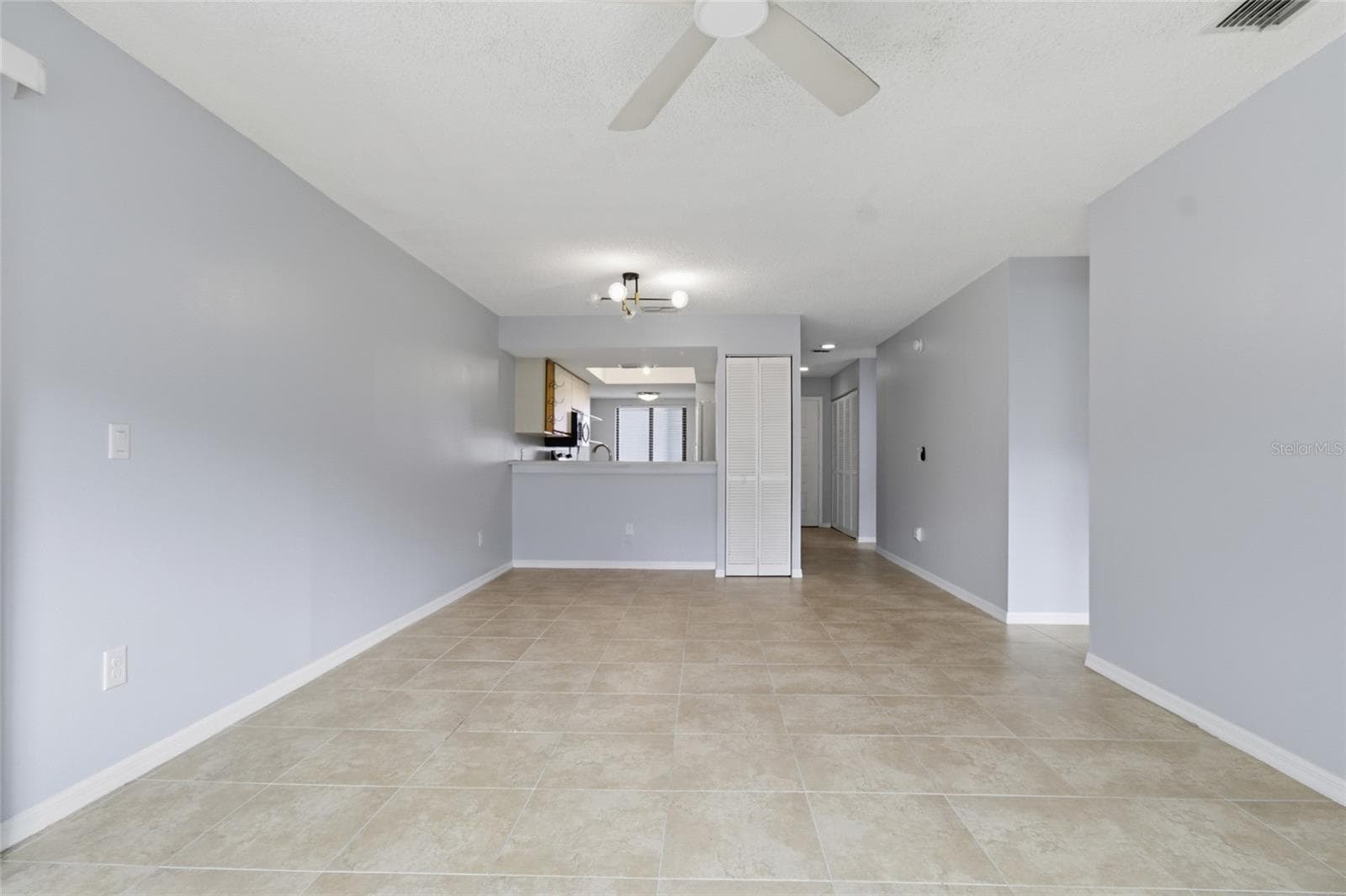 Living Room dining rm combo w/sliders to lanai - 2701 COUNTRYSIDE BLVD #102, CLEARWATER