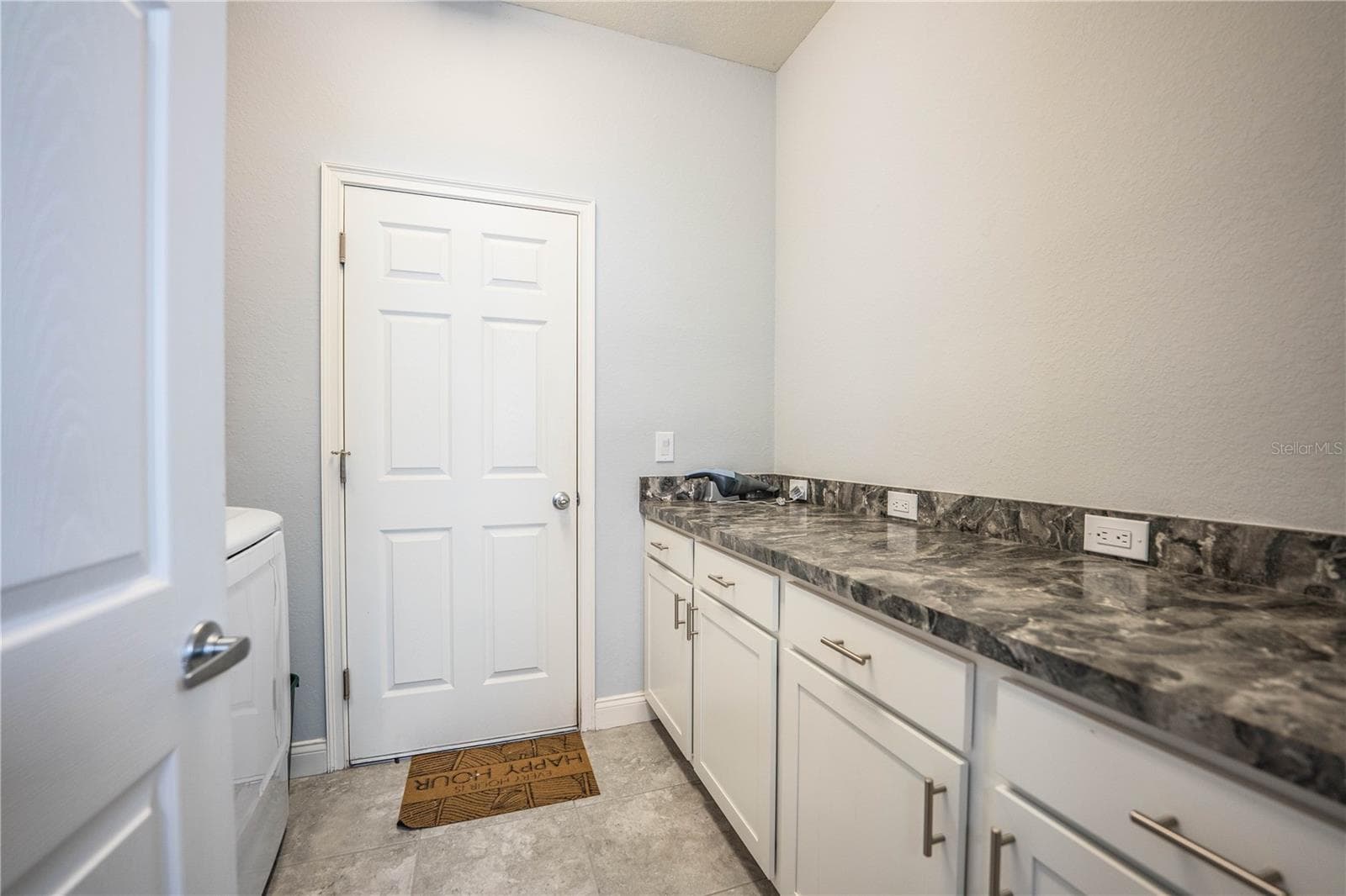 Laundry room with storage - 261 WALKERS POINT DR, AUBURNDALE