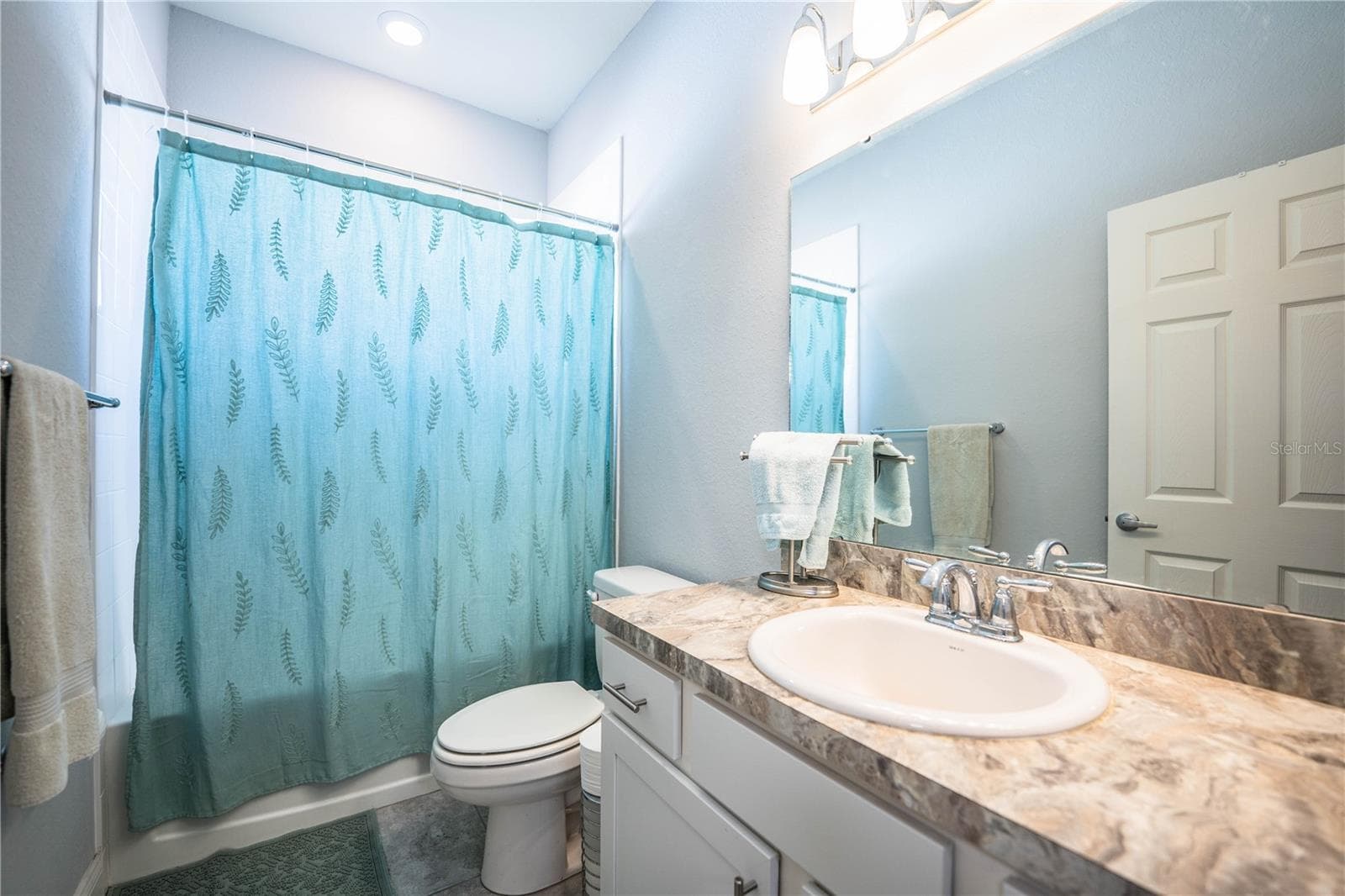 Guest bathroom - 261 WALKERS POINT DR, AUBURNDALE