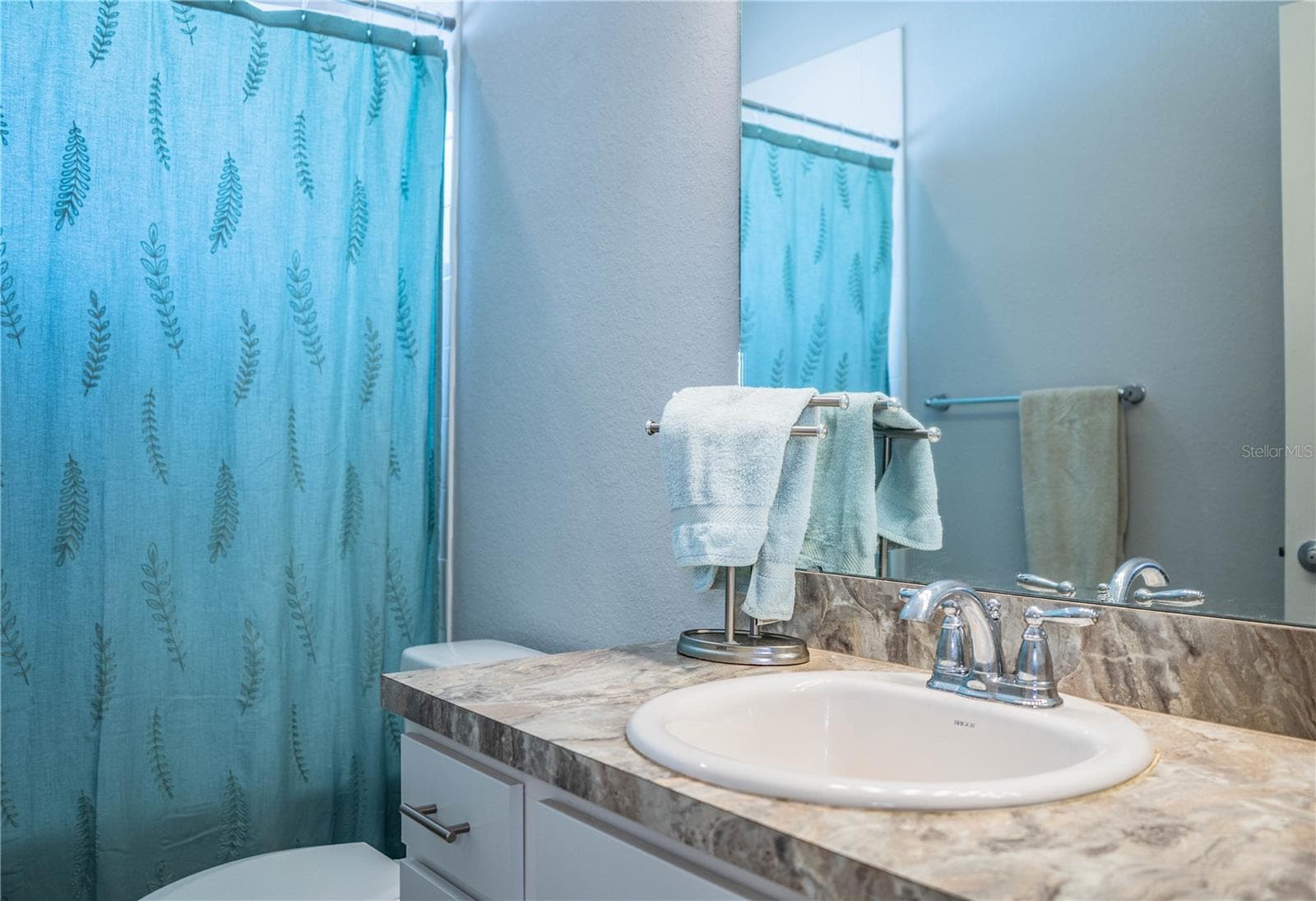 Guest bathroom - 261 WALKERS POINT DR, AUBURNDALE