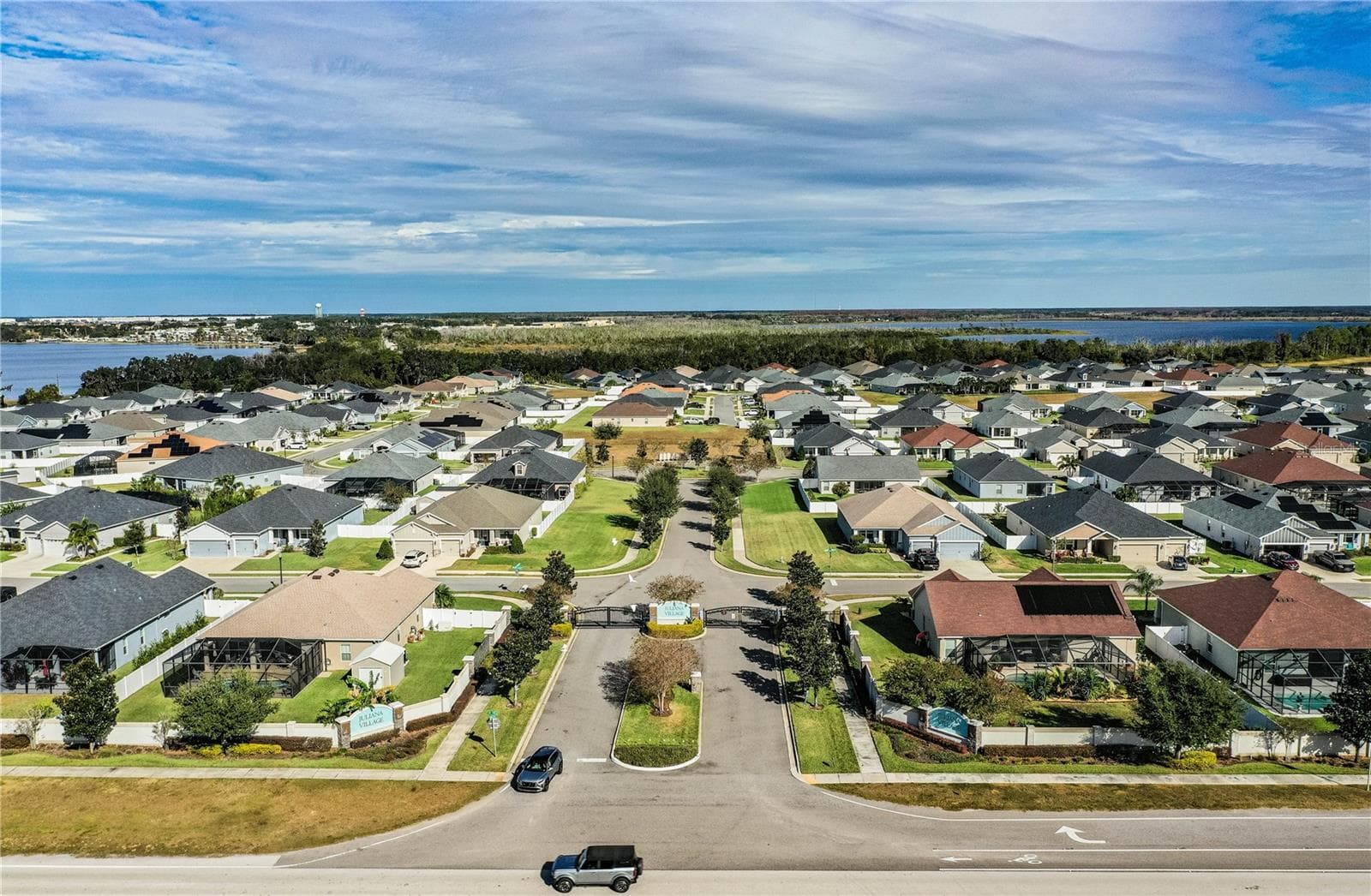 Gated entrance to community - 261 WALKERS POINT DR, AUBURNDALE