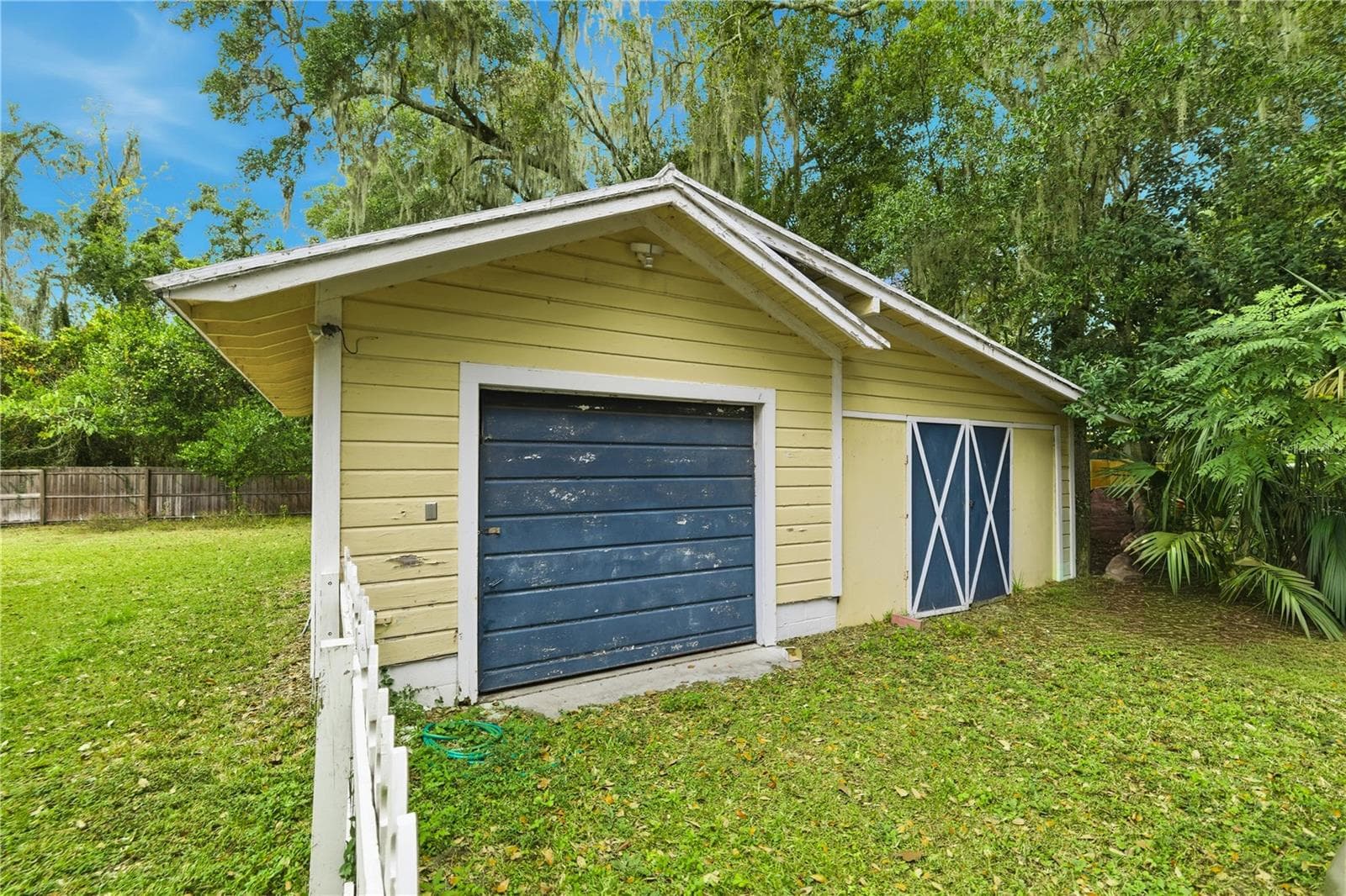 Garage / Workshop - 5915 AVENUE F, MC INTOSH