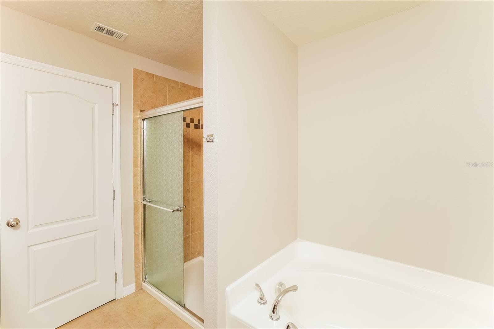 Single Family Residence at 13307 WATERFORD CASTLE DR, DADE CITY, photo 15 of 18
