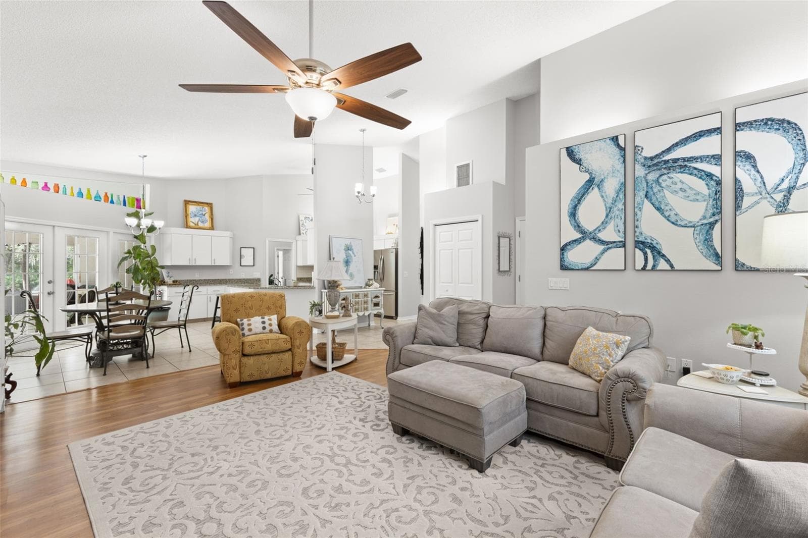 Family Room looking towards dining area and kitchen. - 3734 THORNBUSH LN, NEW PORT RICHEY