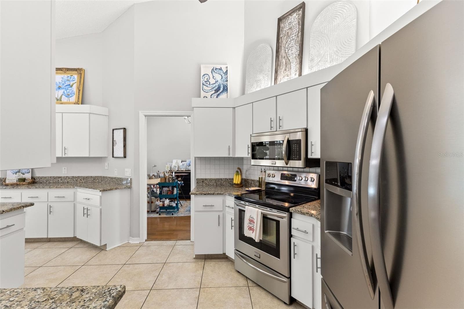 Kitchen as you come in from the entrance of home - 3734 THORNBUSH LN, NEW PORT RICHEY