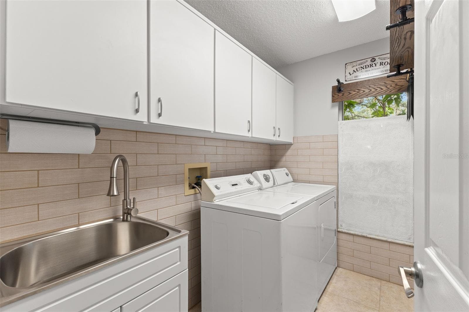 Indoor Laundry room just off garage - 3734 THORNBUSH LN, NEW PORT RICHEY