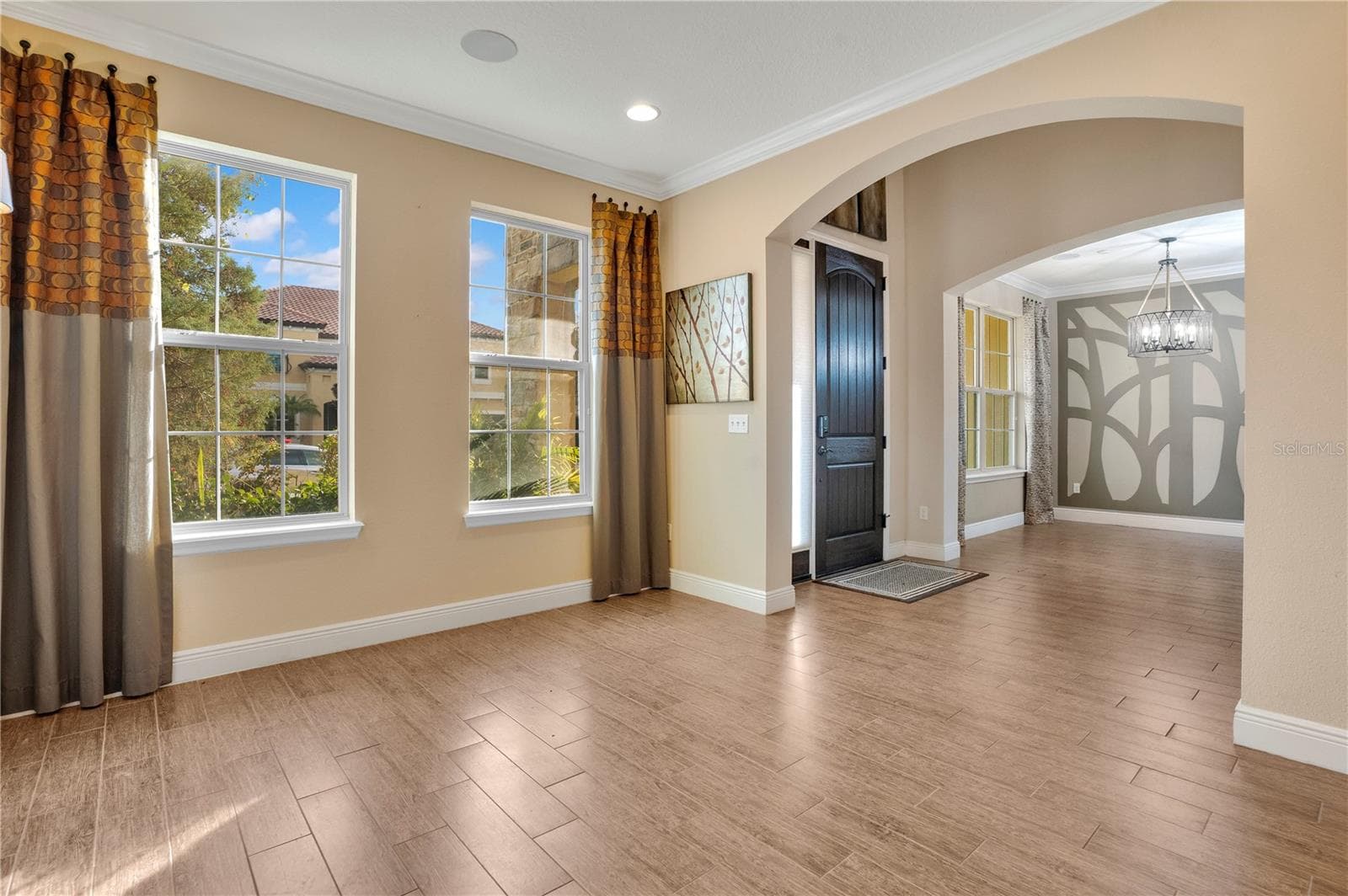 living room view of front entrance - 2356 KELBROOK CT, OVIEDO